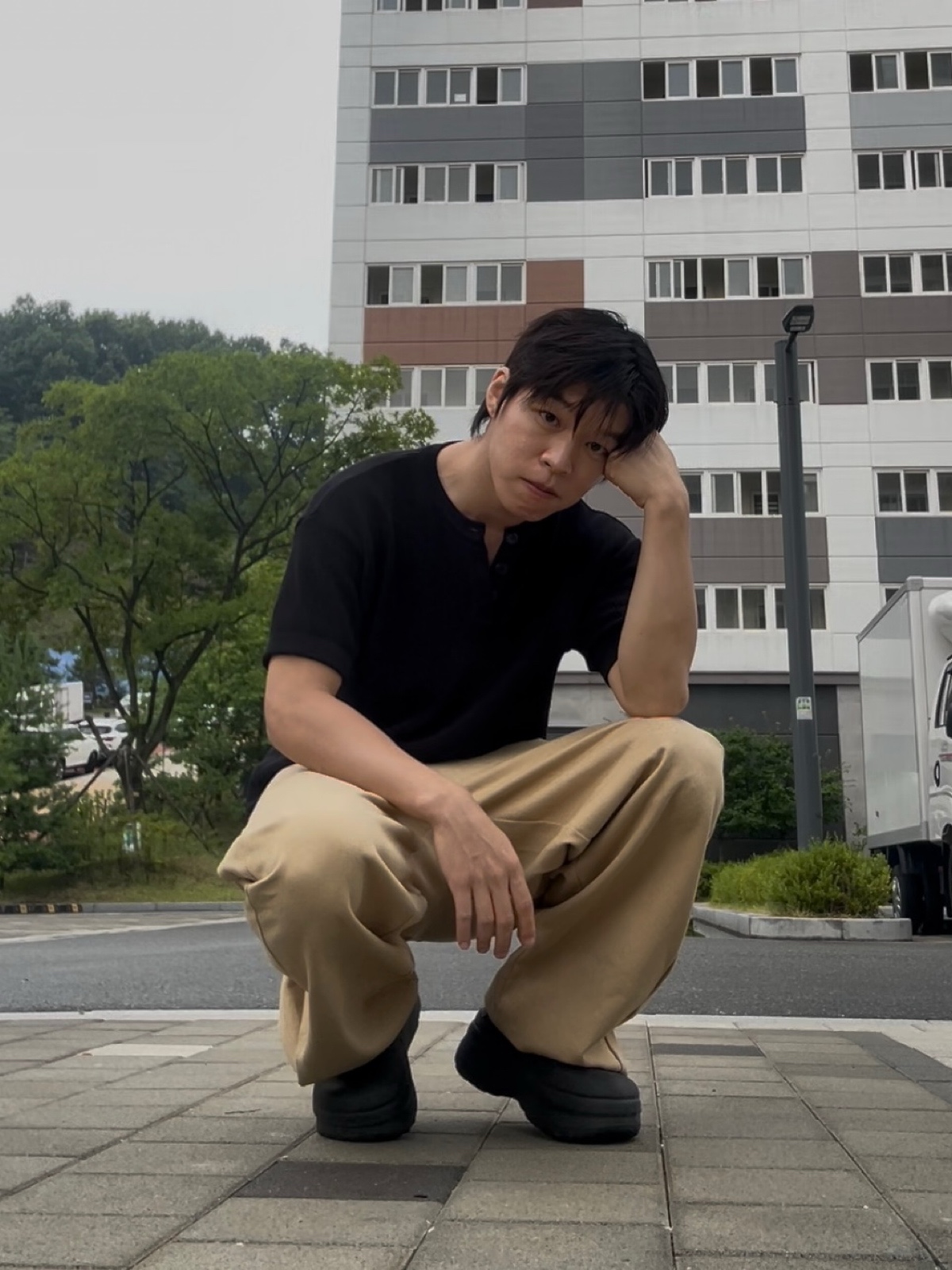 Knitted Coolever Henley Neck Half Sleeve Knit Black 착용 스타일 - 1
