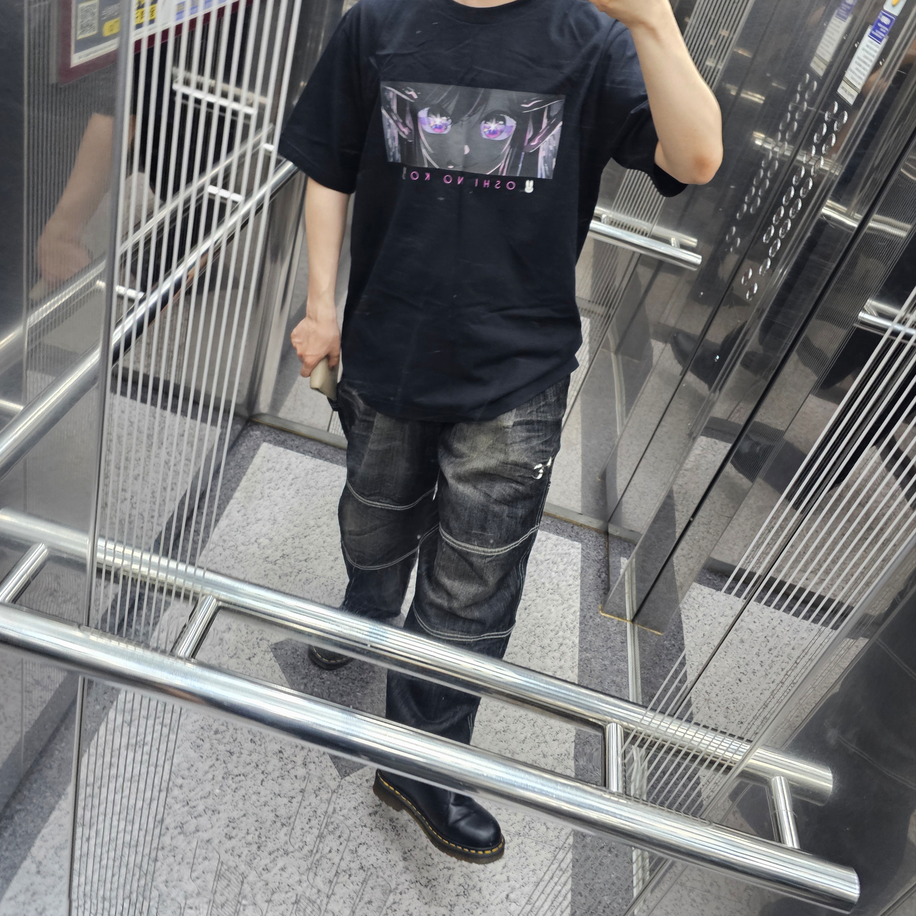 Uniqlo UT Oshi No Ko T-Shirt Black, Thug Club x Dickies Double Knee Denim Pants Black 착용 스타일 - 1