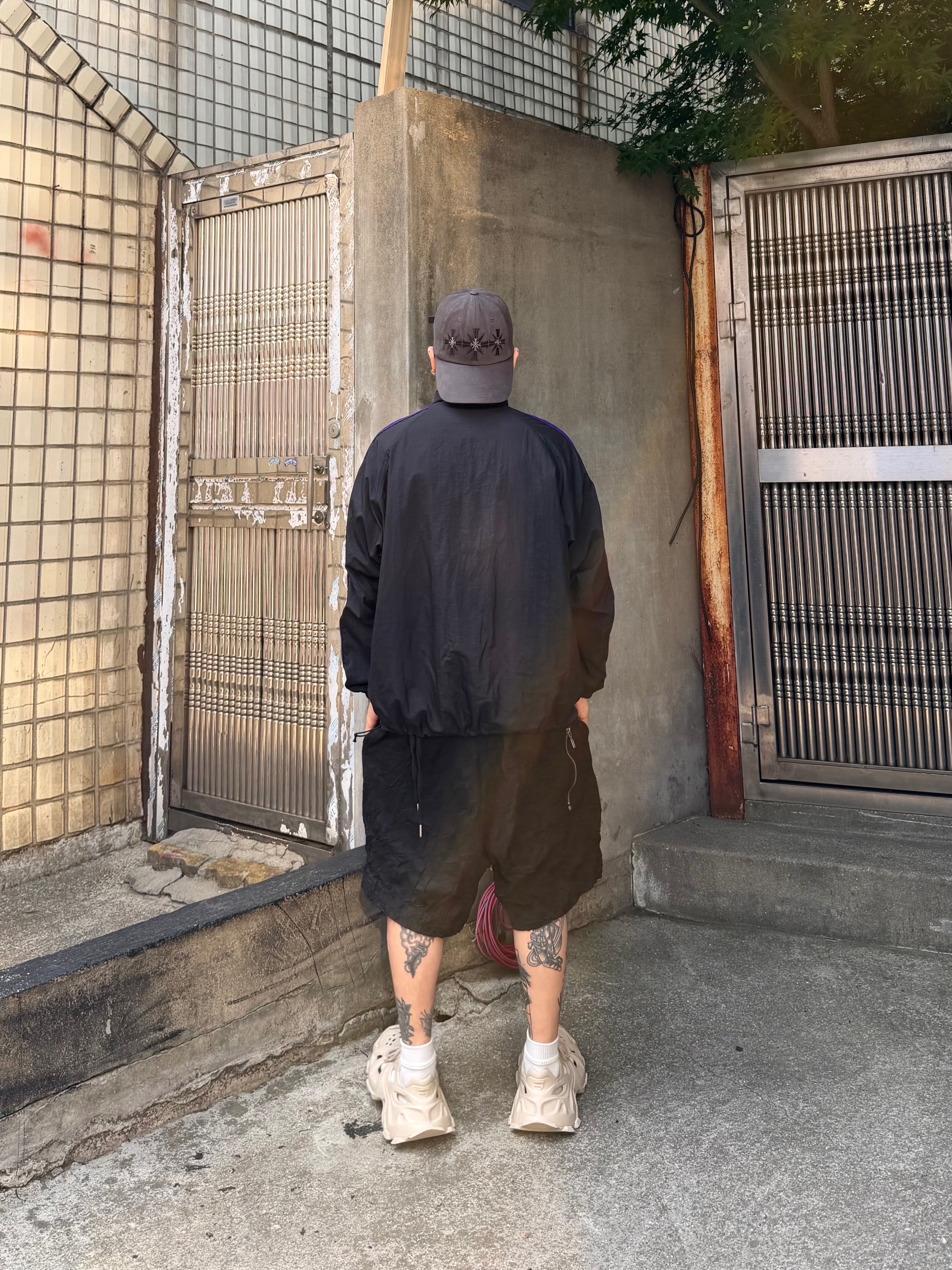 Needles x Beams Nylon Track Jacket Black Purple 착용 스타일 - 8