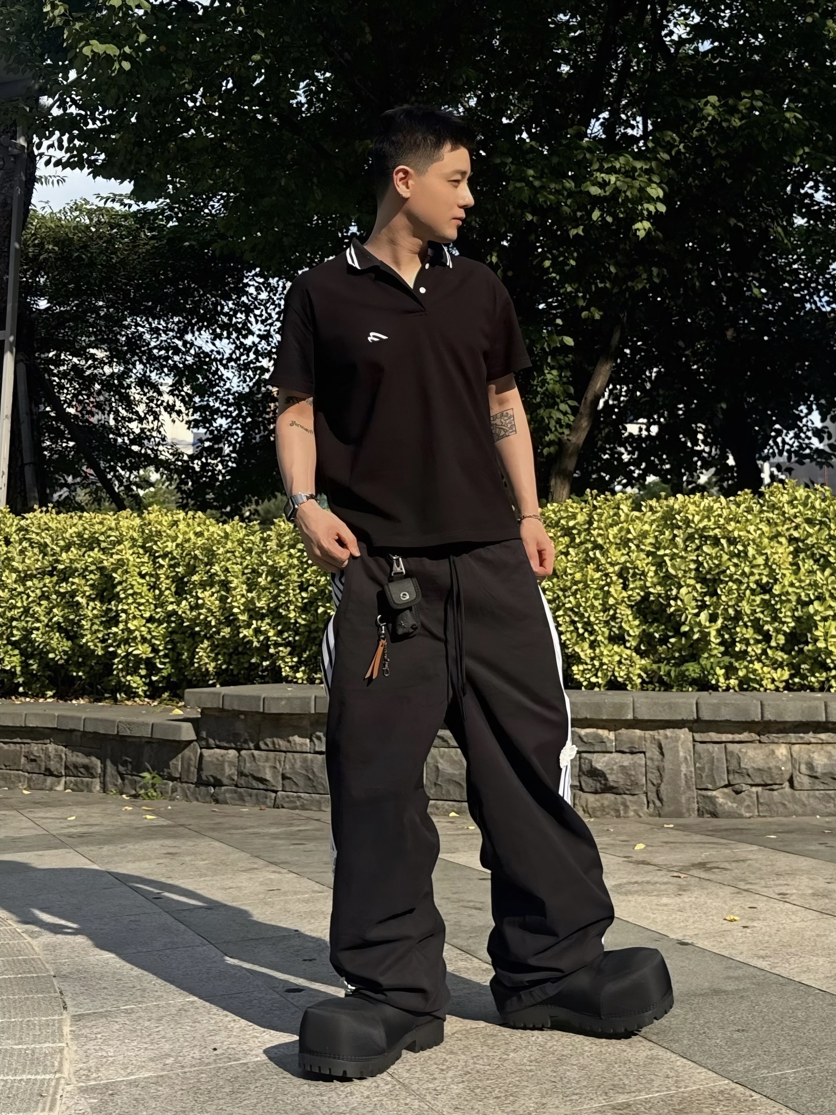 Balenciaga Skiwear Alaska Nylon Low Boot Black, MJD Wave Logo Polo Black 착용 스타일 - 2