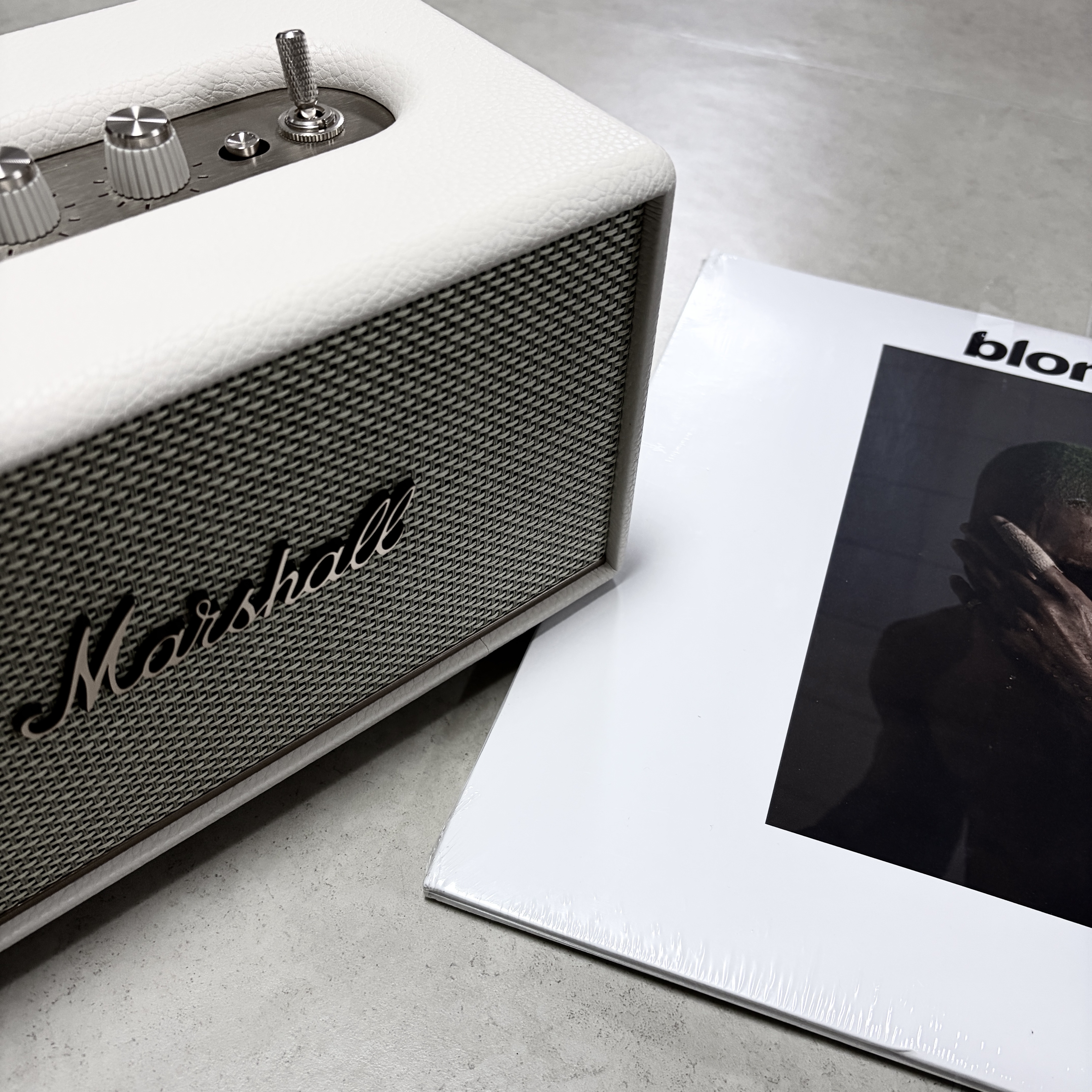 Frank Ocean Blonde Black (2LP), Marshall Acton III Bluetooth Cream (Korean Ver.) 착용 스타일