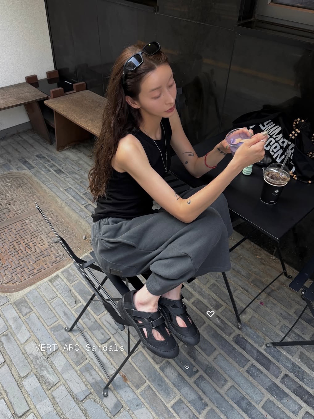 NegativeThree VERT ARC Sandals Black, Oakley Terraforma Matte Black Prizm Grey 착용 스타일 - 7