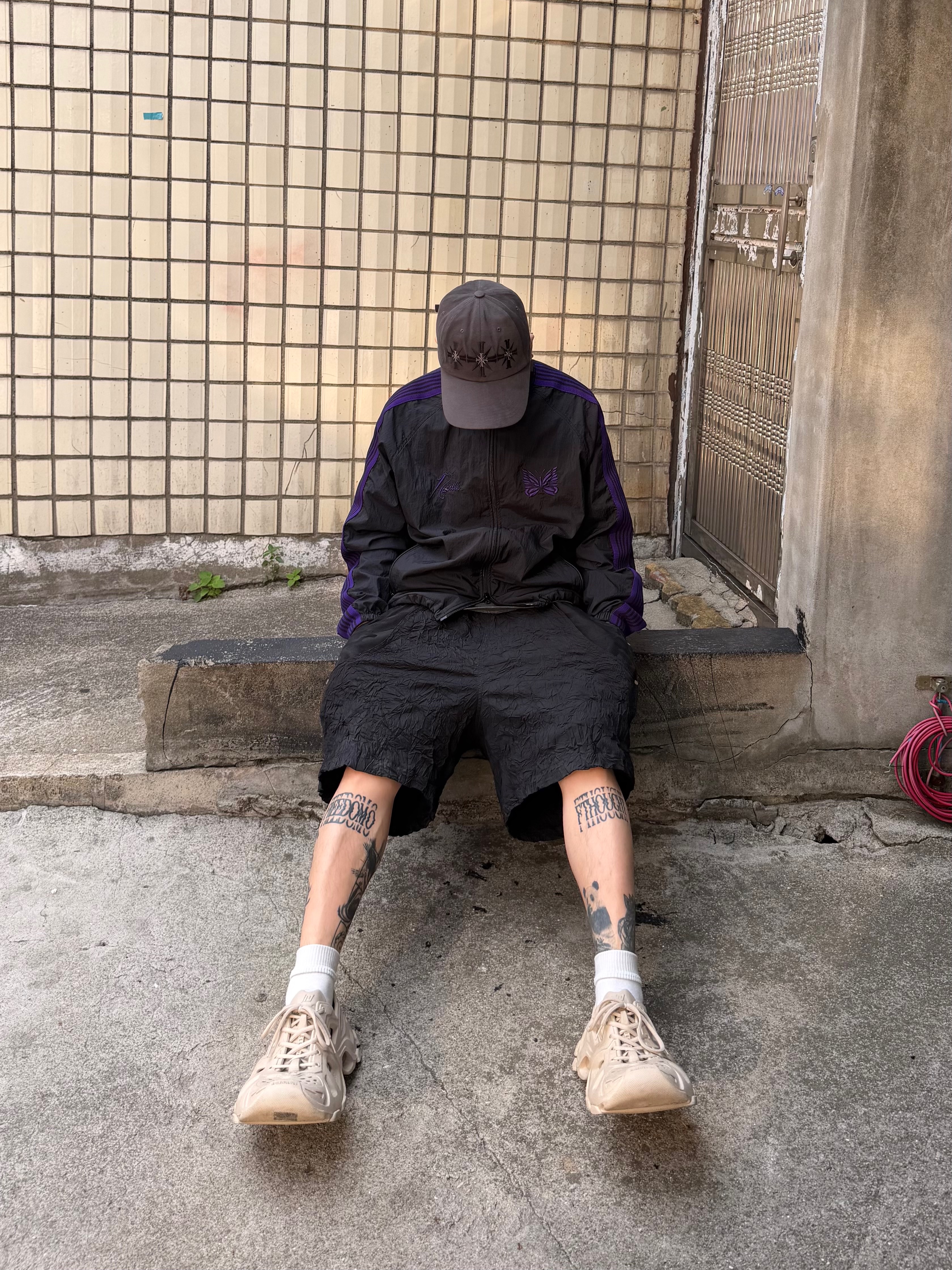 Needles x Beams Nylon Track Jacket Black Purple 착용 스타일 - 3