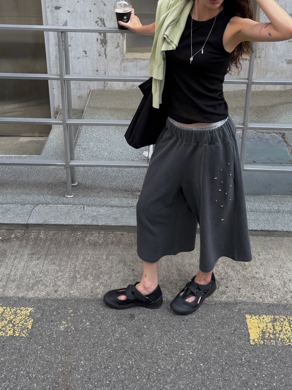 NegativeThree VERT ARC Sandals Black, Oakley Terraforma Matte Black Prizm Grey 착용 스타일 - 4