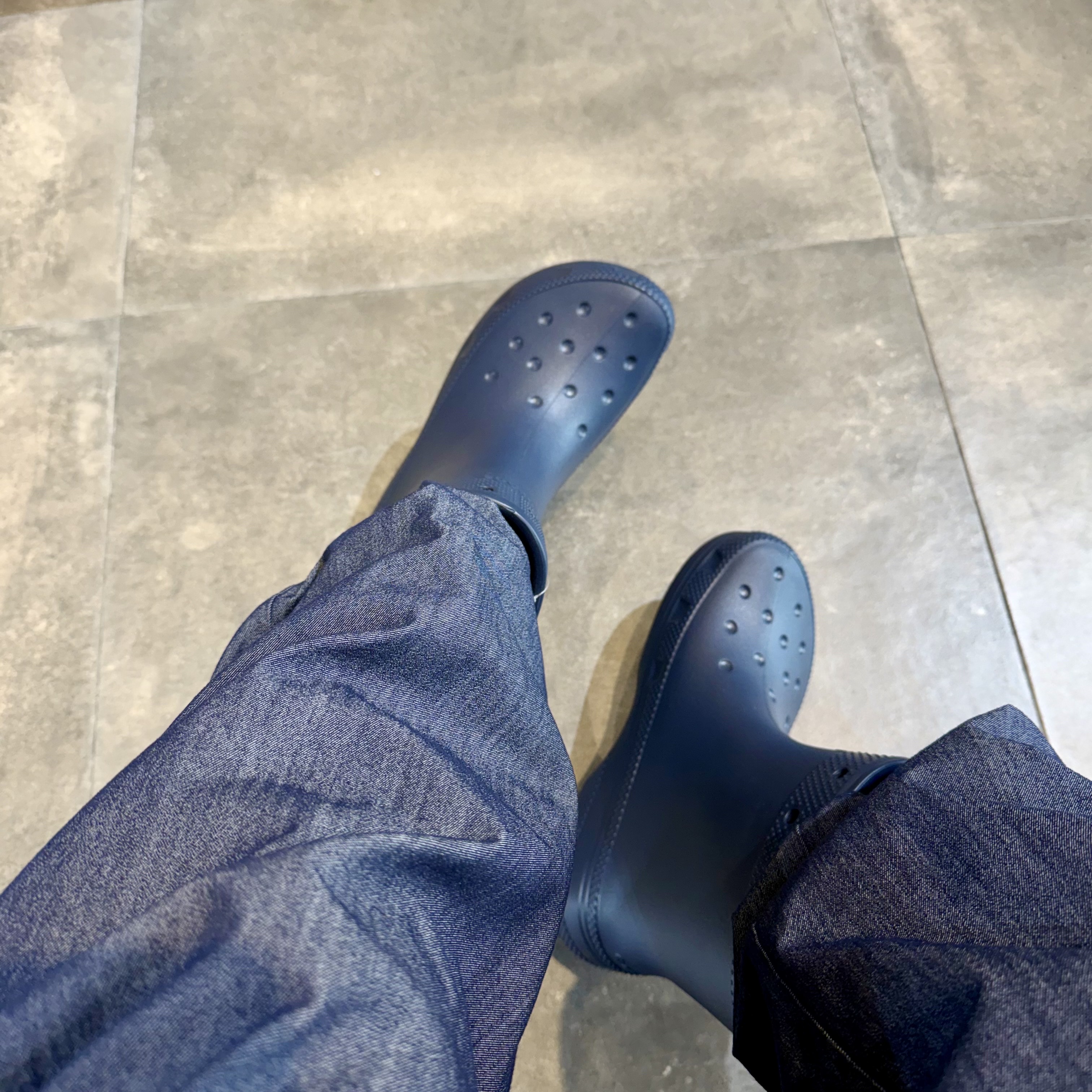 Crocs Classic Rain Boots Navy 착용 스타일 - 3