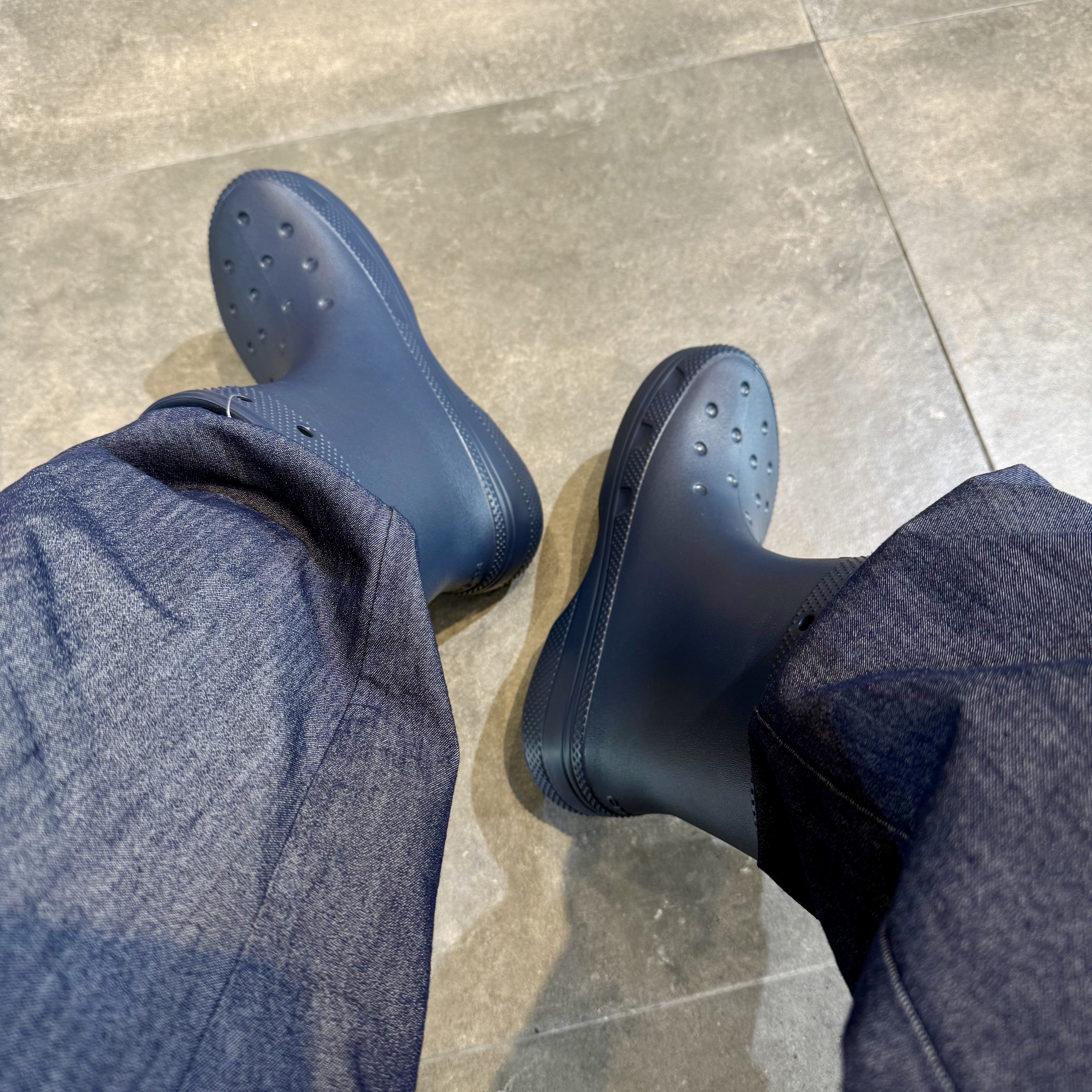Crocs Classic Rain Boots Navy 착용 스타일 - 1