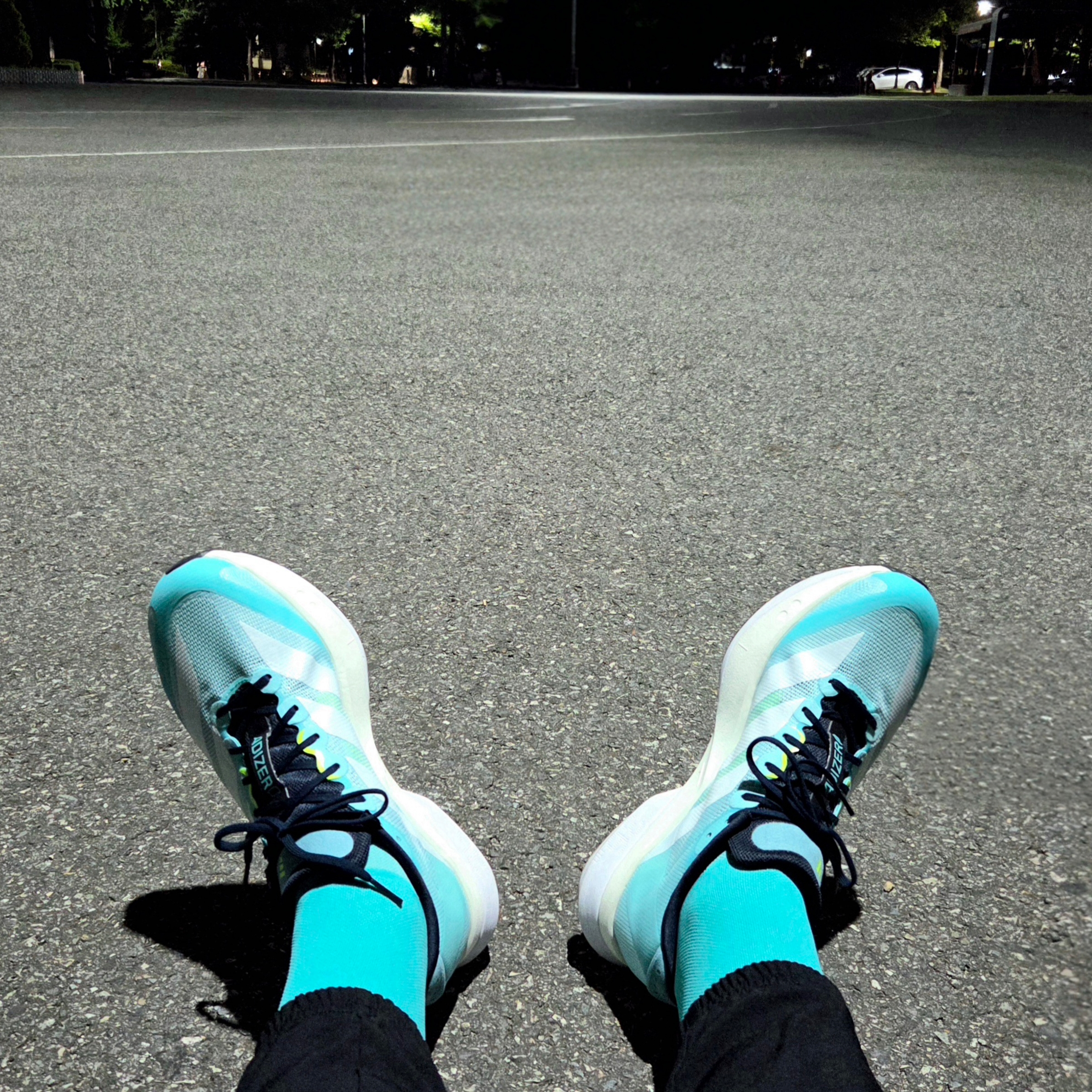 Adidas Adizero Boston 13 Flash Aqua Cloud White 착용 스타일