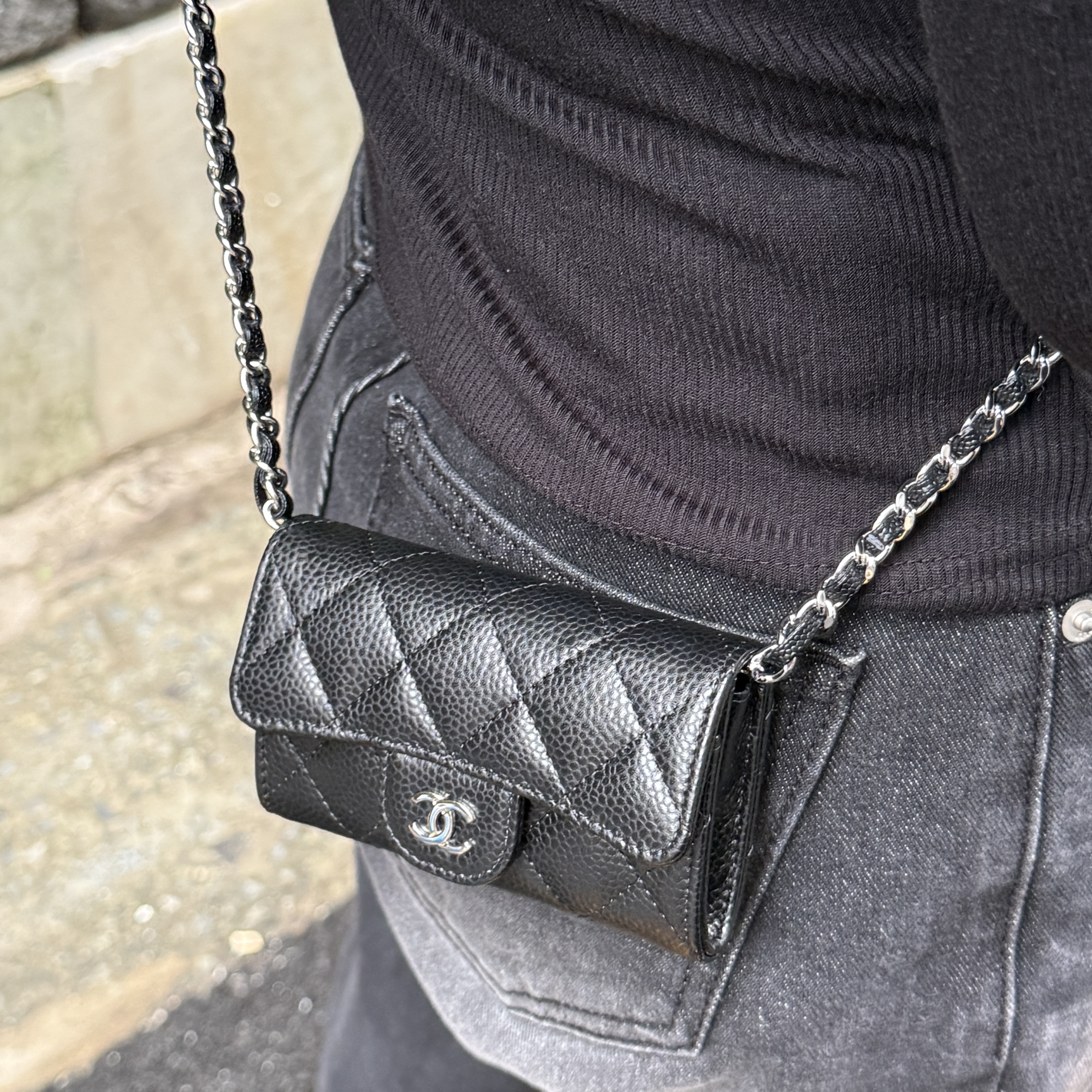 Chanel Classic Card Holder Grained Calfskin & Silver Black 착용 스타일 - 2