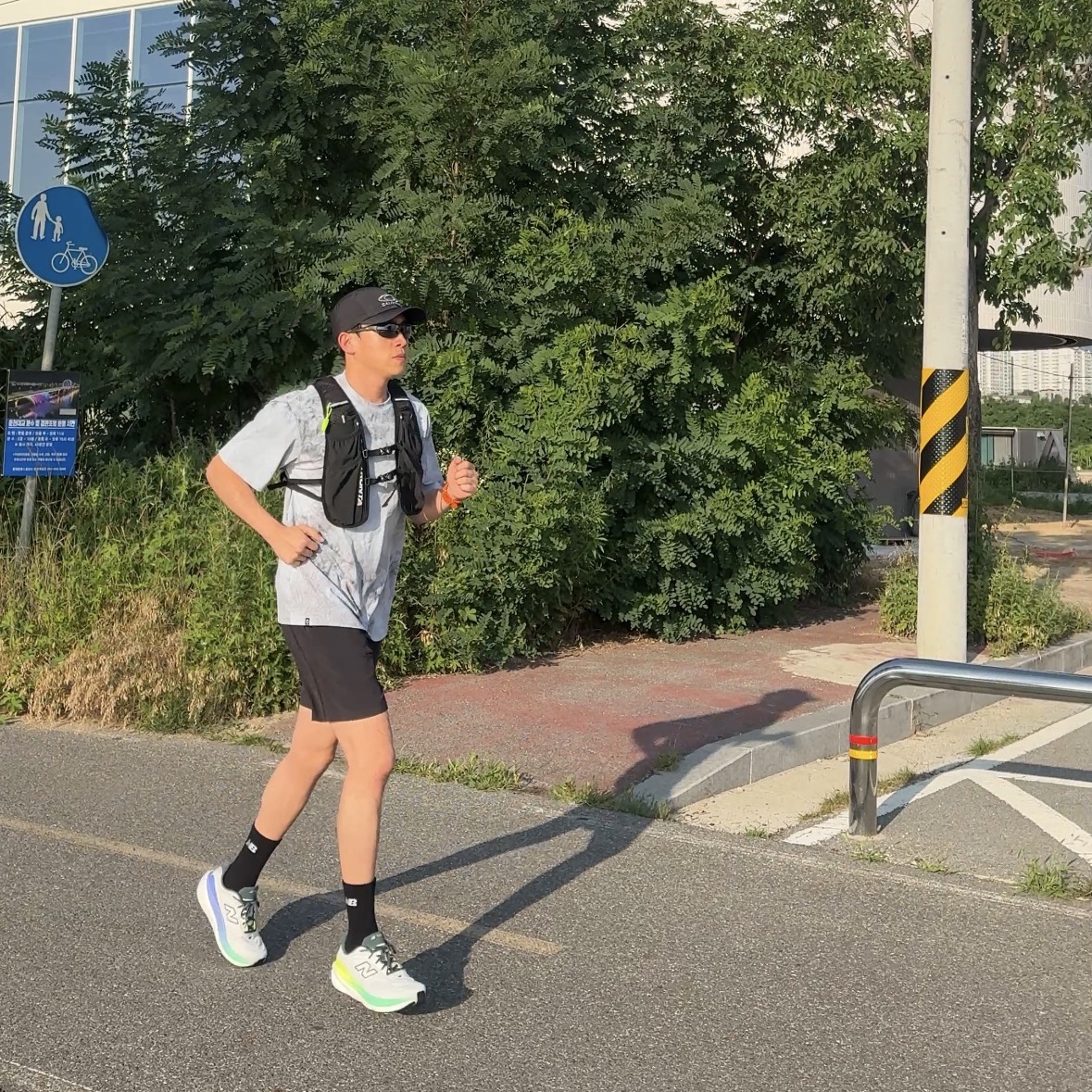 Salomon Link Camp Cap Black, Salomon Dynamic Run Short SleeveTee Melange Grey 착용 스타일 - 2