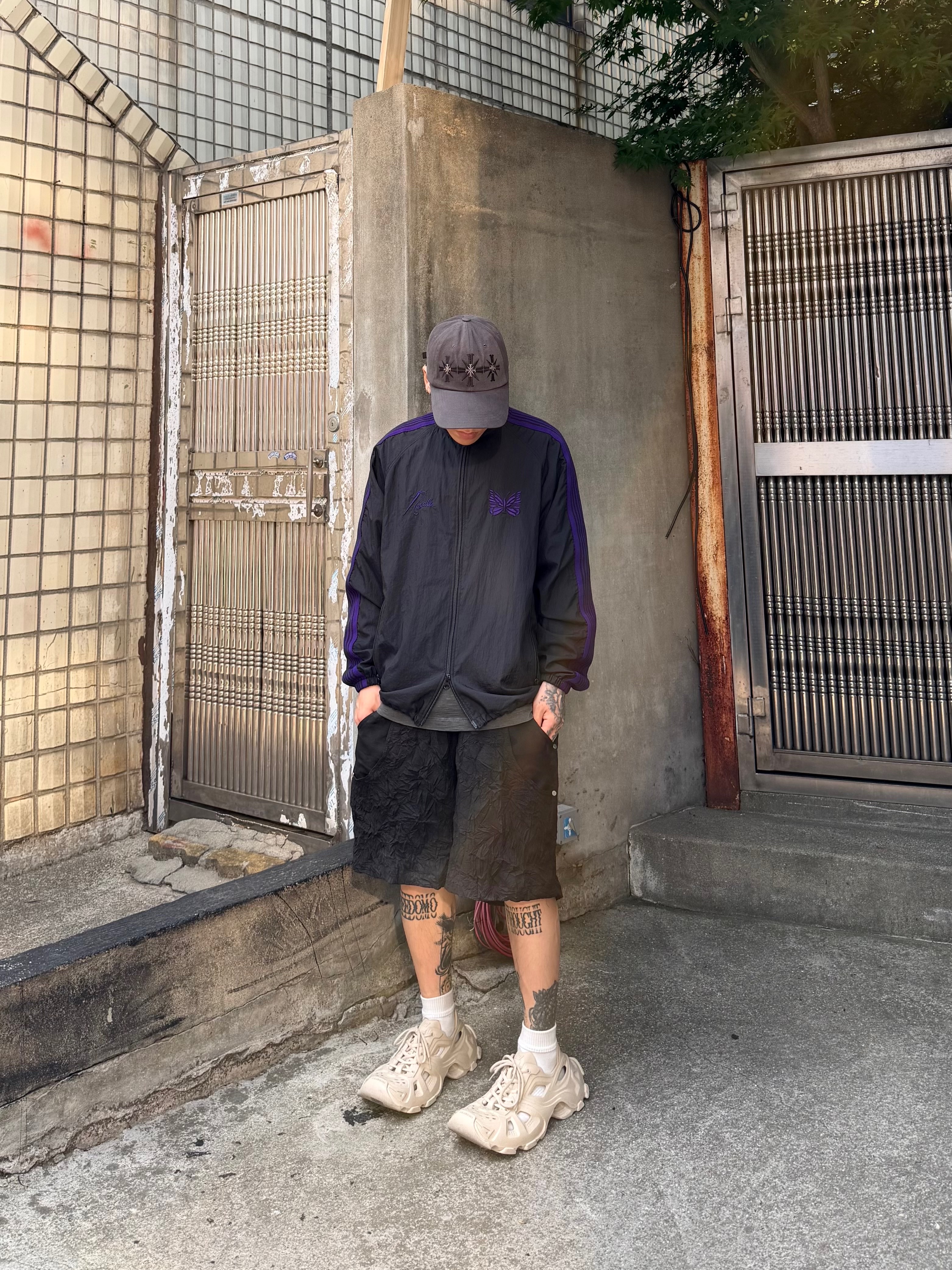 Needles x Beams Nylon Track Jacket Black Purple 착용 스타일 - 2