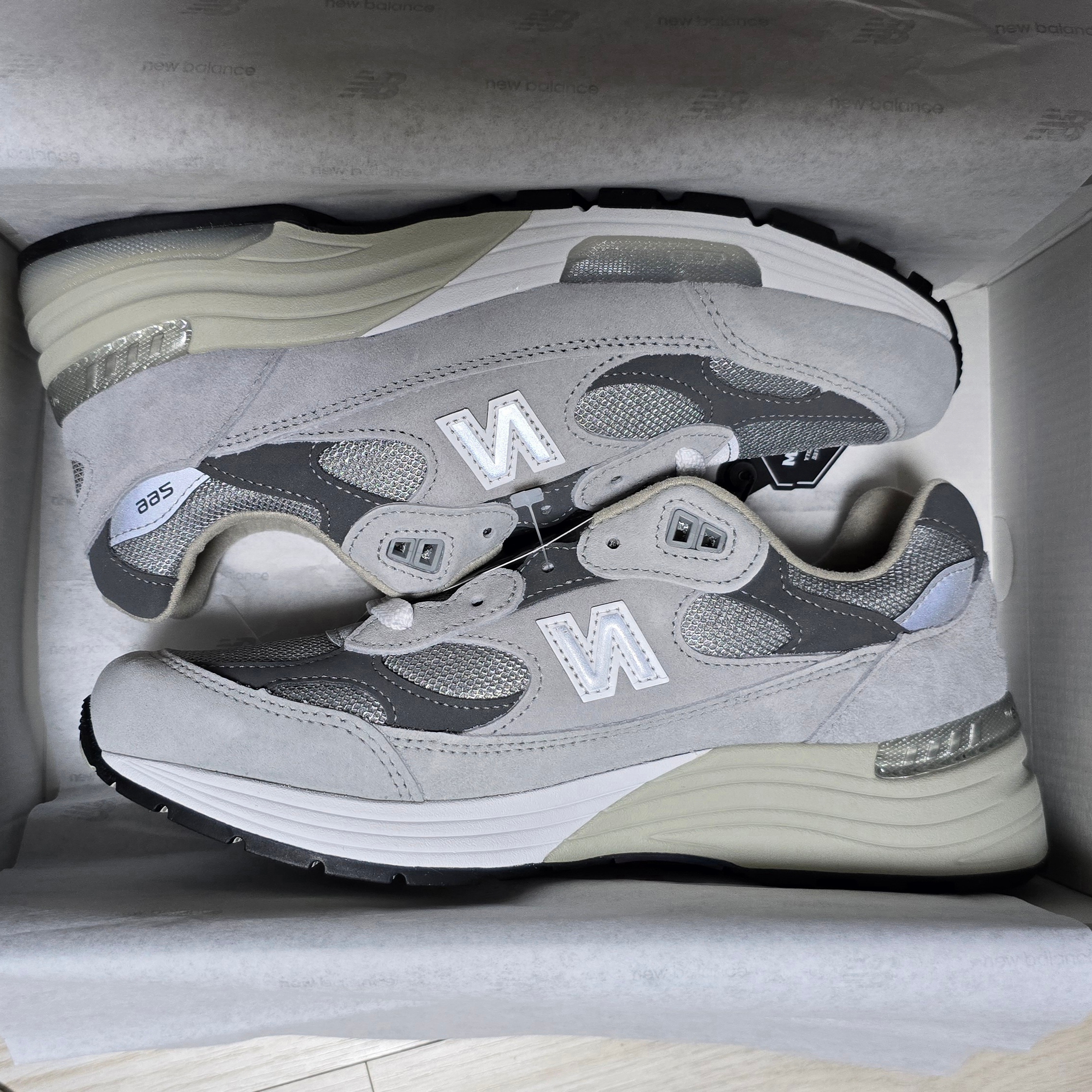 New Balance 992 Made in USA Core Grey Silver Metallic 착용 스타일