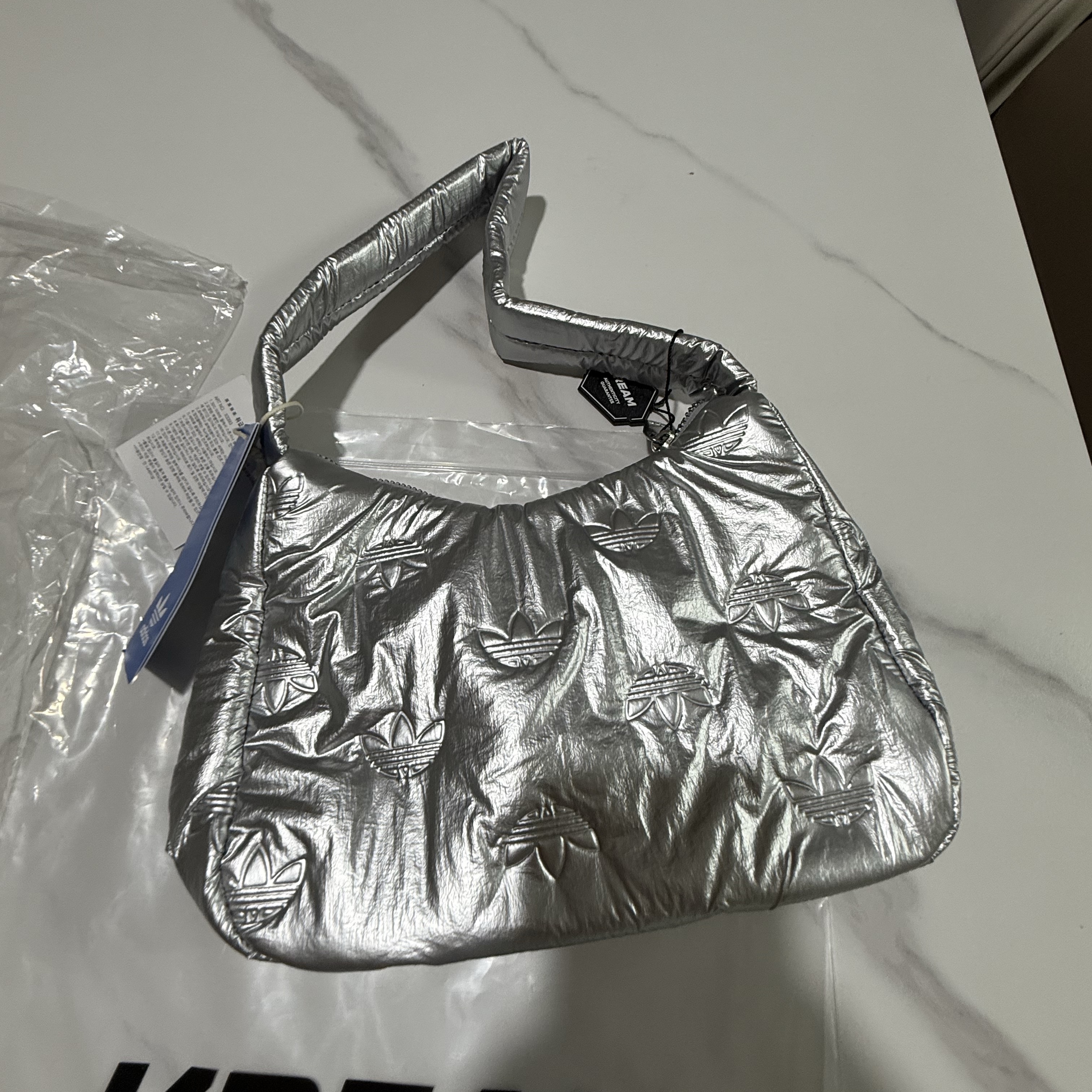 Adidas Puffy Satin Mini Shoulder Bag Silver Metallic 착용 스타일 - 2