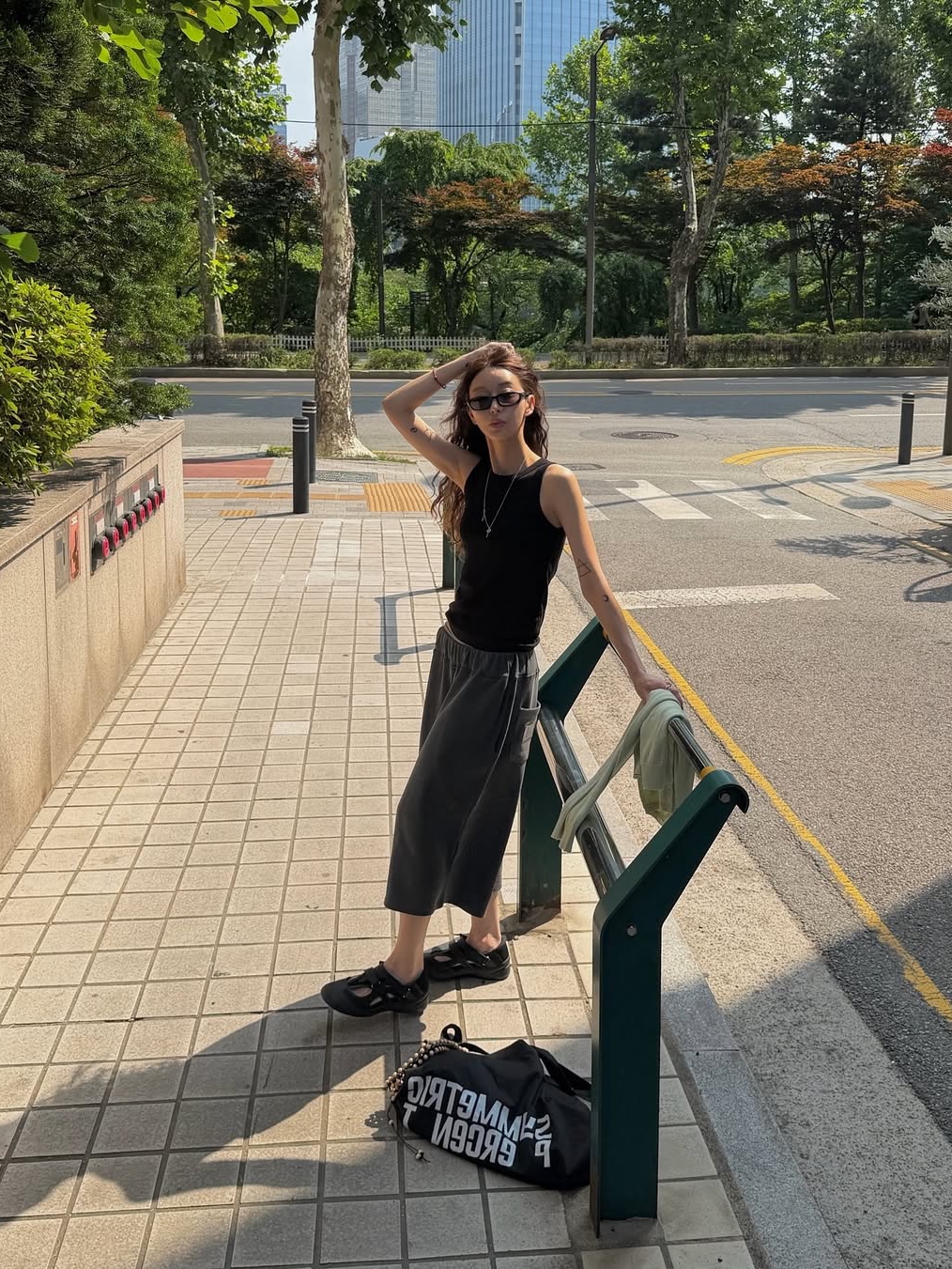 NegativeThree VERT ARC Sandals Black, Oakley Terraforma Matte Black Prizm Grey 착용 스타일 - 1
