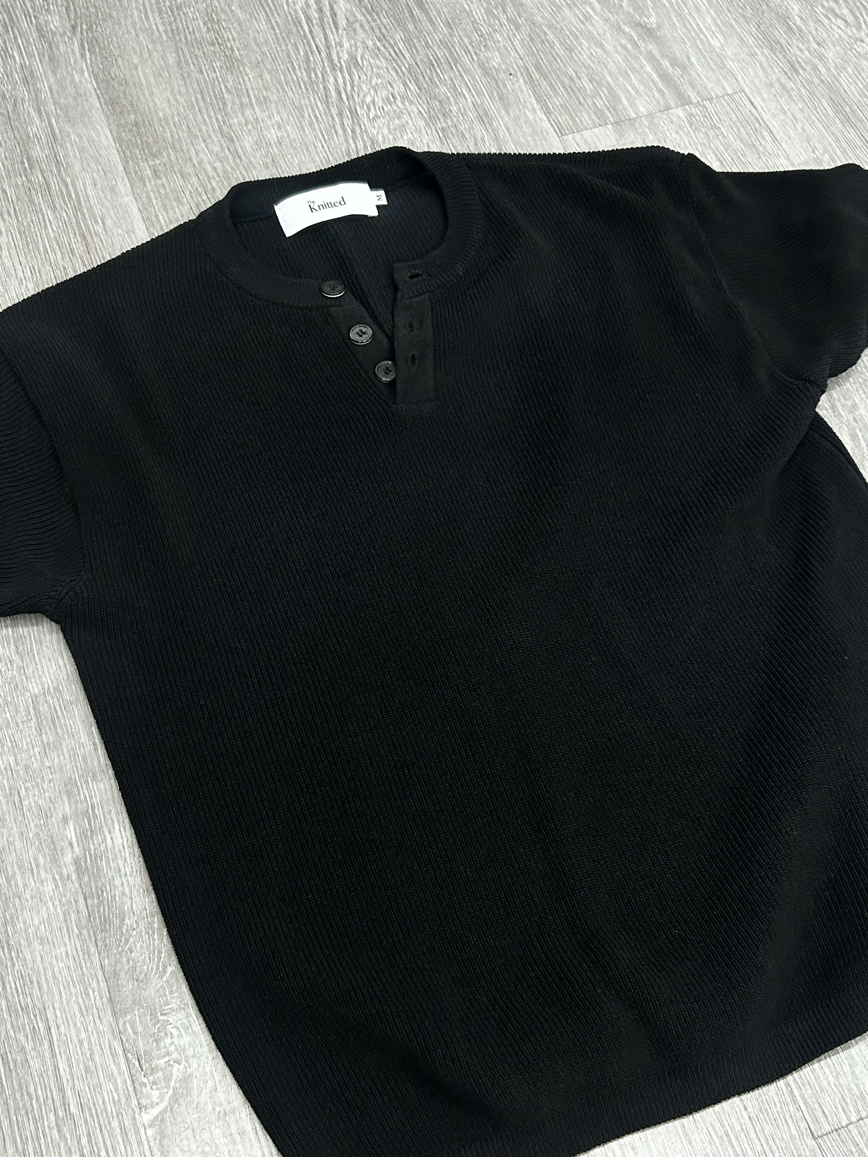 Knitted Coolever Henley Neck Half Sleeve Knit Black 착용 스타일 - 6
