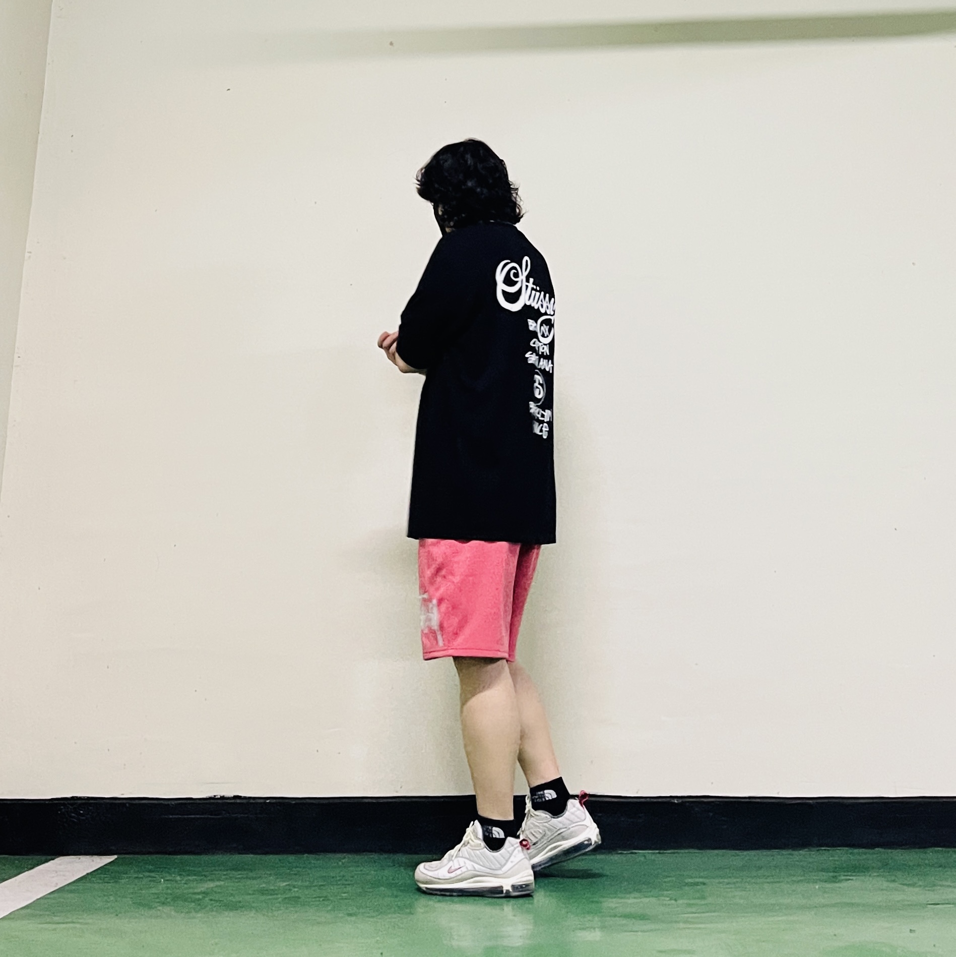 Nike Air Max 98 Summit White, Stussy World Tour T-Shirt Black 착용 스타일 - 4