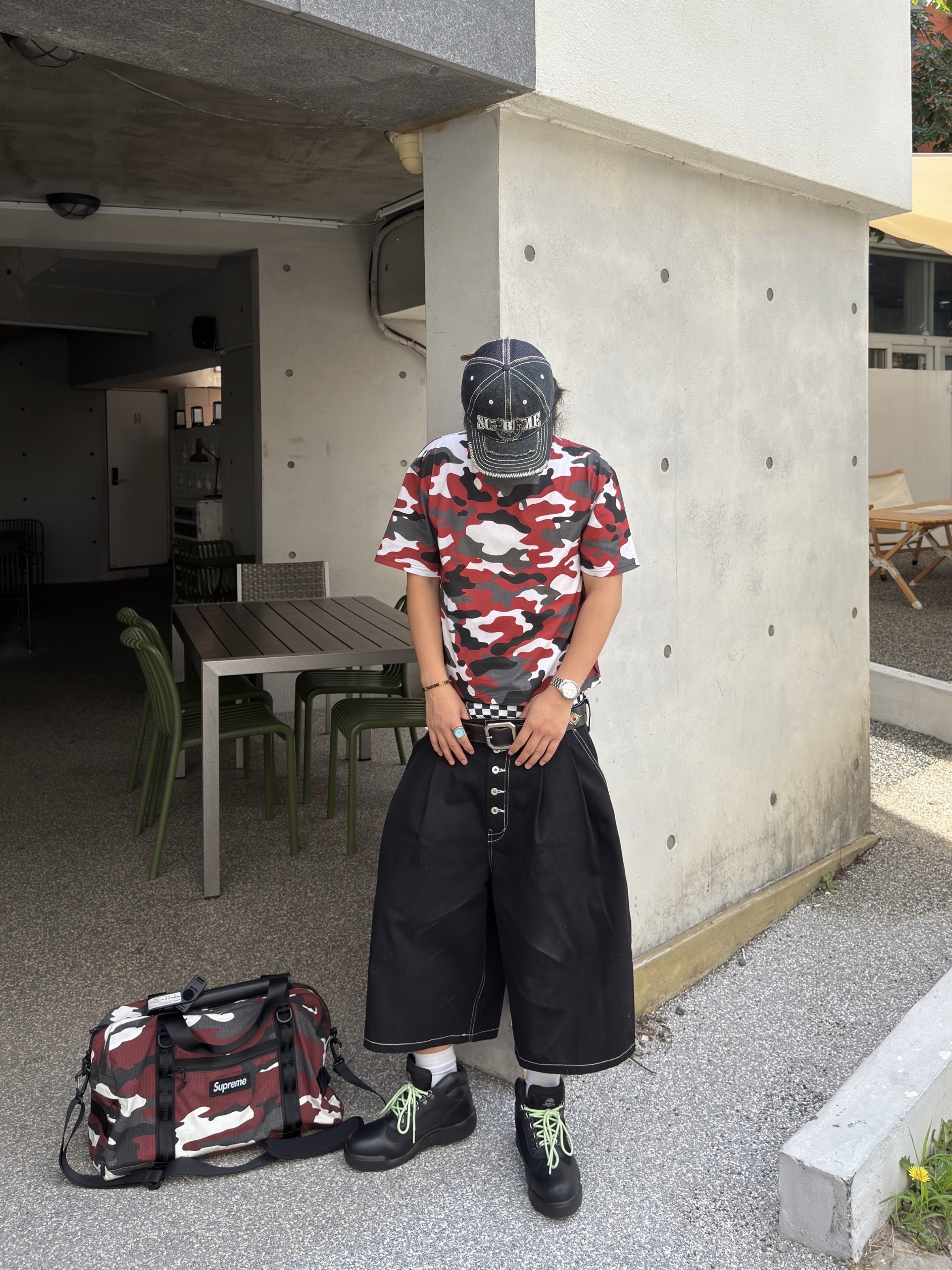 Stussy Mid-Depth Burly Threads Trucker Black, Supreme Duffle Bag Red Camo - 26SS 착용 스타일 - 3