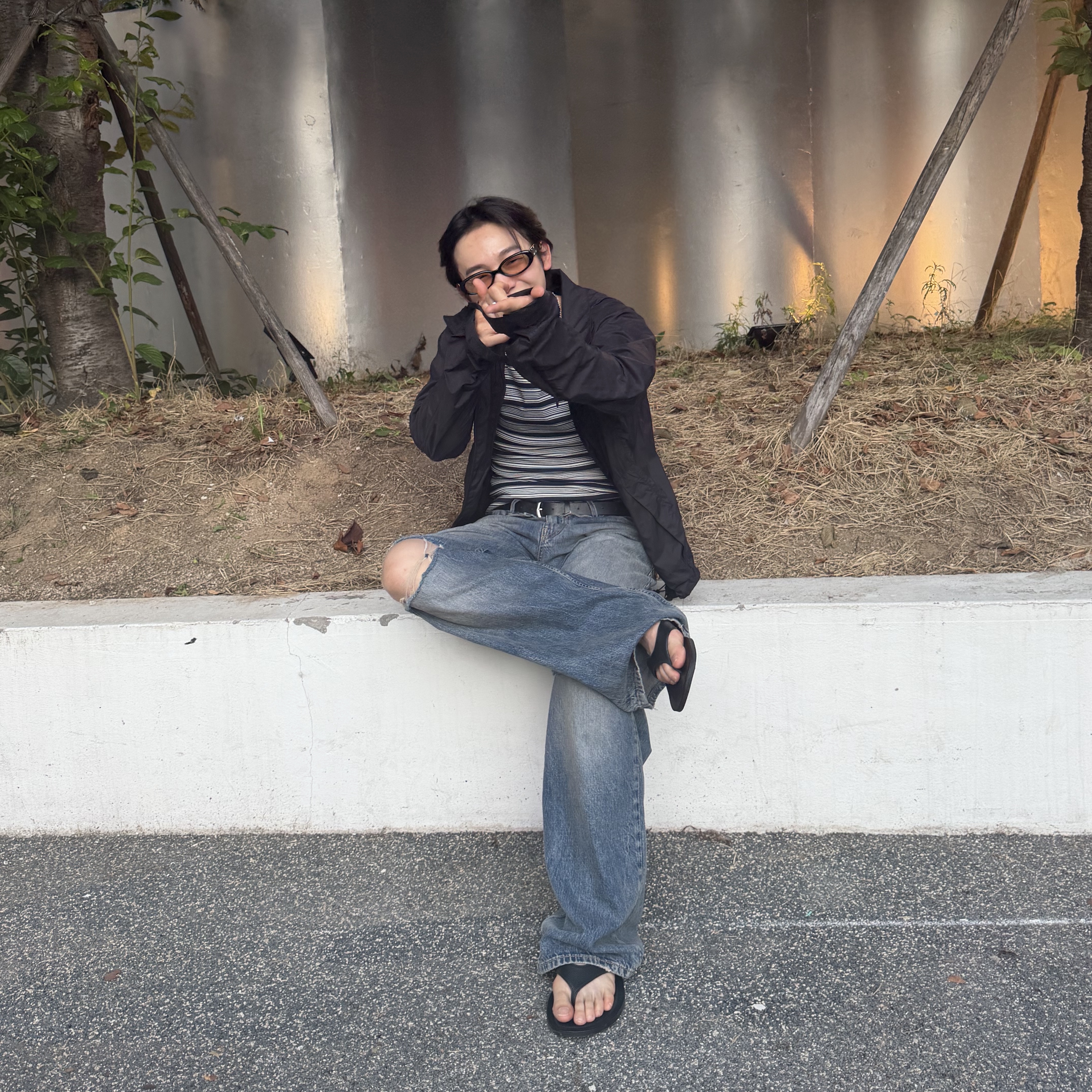 Gentle Monster x Maison Margiela MM108 Black Black 착용 스타일 - 3