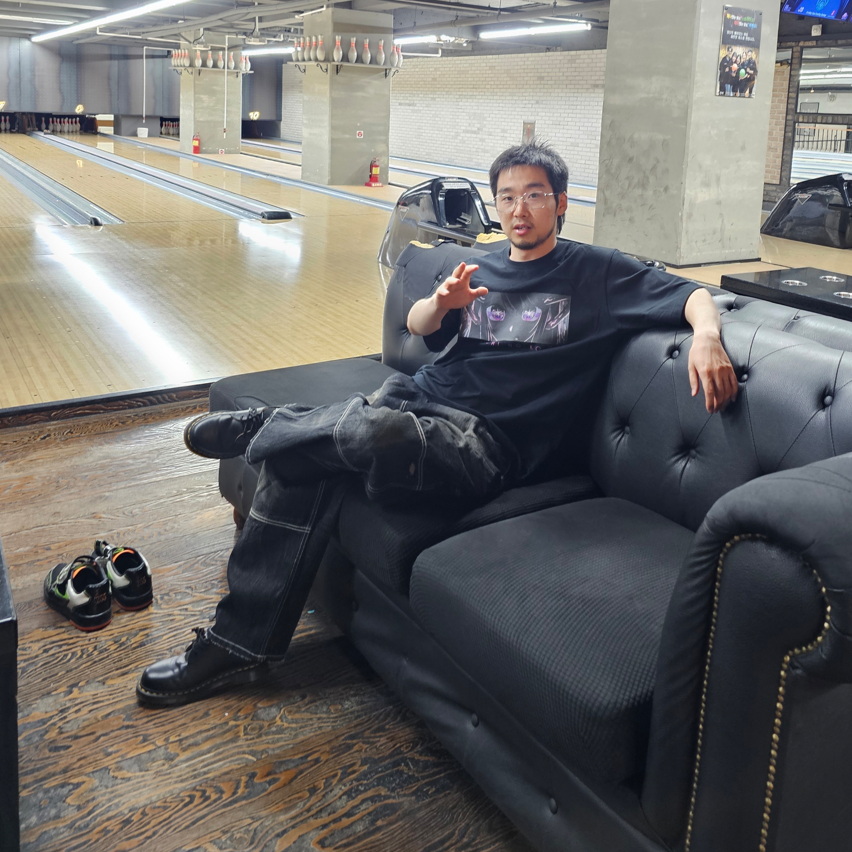 Uniqlo UT Oshi No Ko T-Shirt Black, Thug Club x Dickies Double Knee Denim Pants Black 착용 스타일 - 2