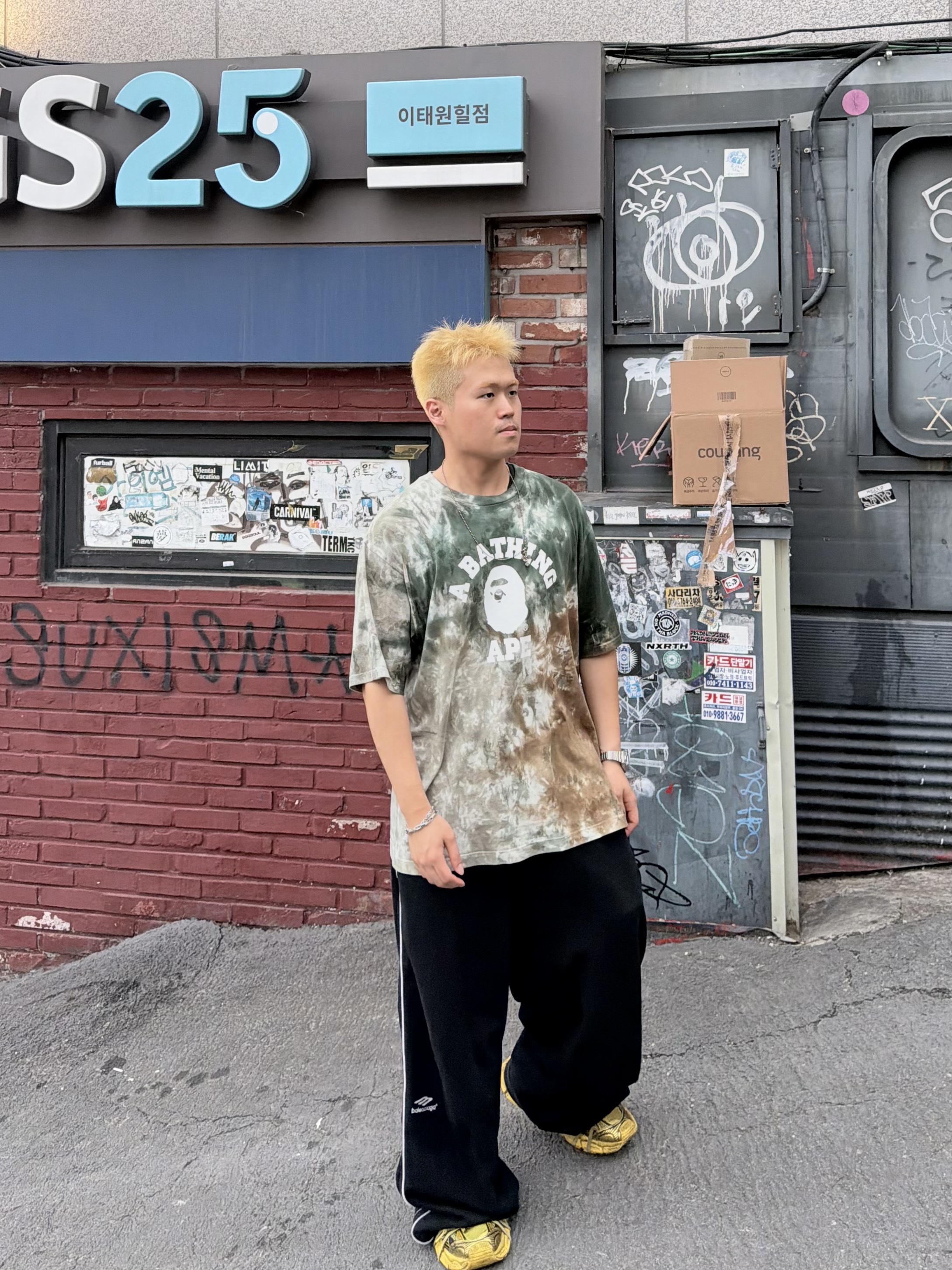 BAPE Tie Dye College Relaxed Fit T-Shirt Olivedrab, Balenciaga 3B Sports Icon Track Pants Black 착용 스타일 - 3