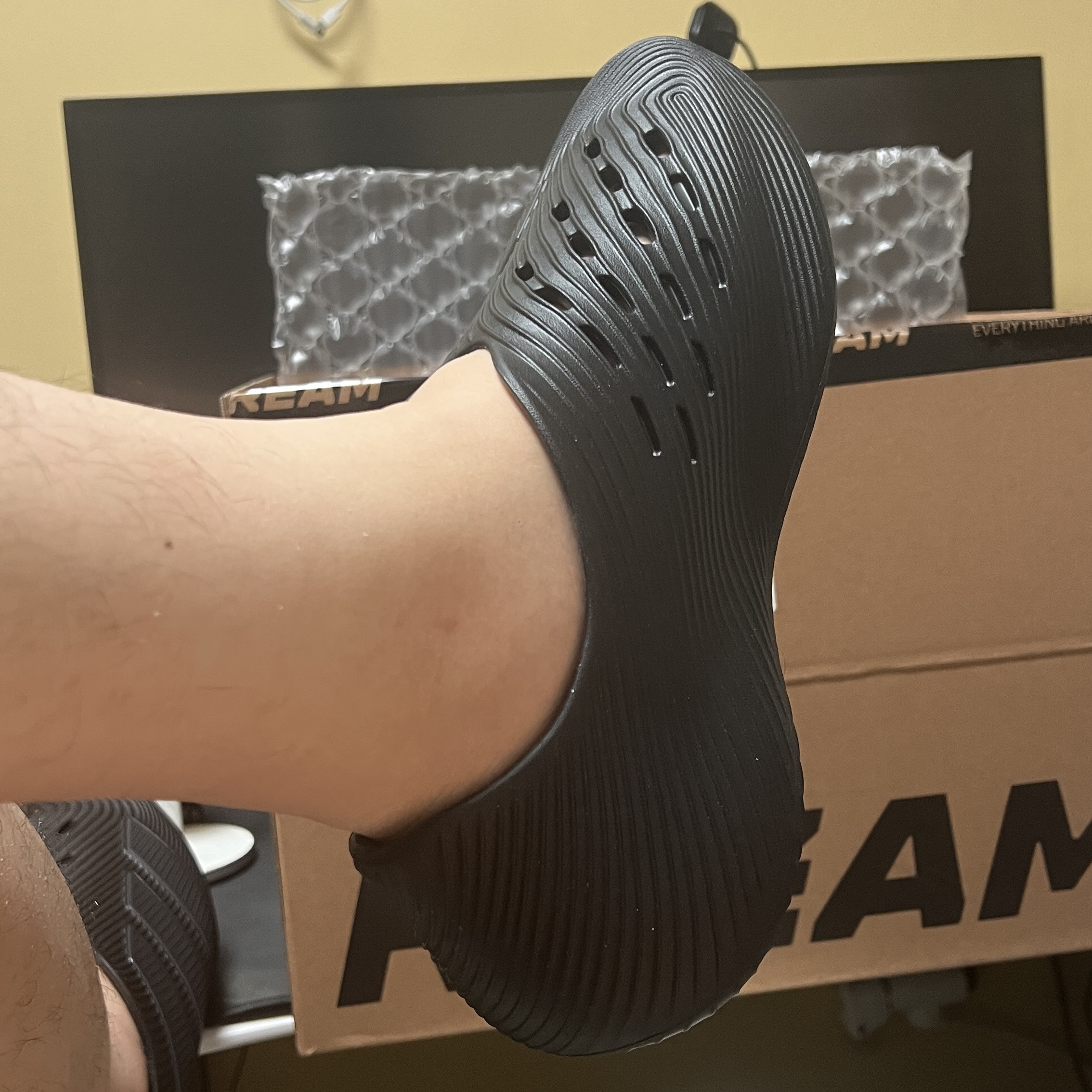 Adidas Purechill Core Black Carbon 착용 스타일