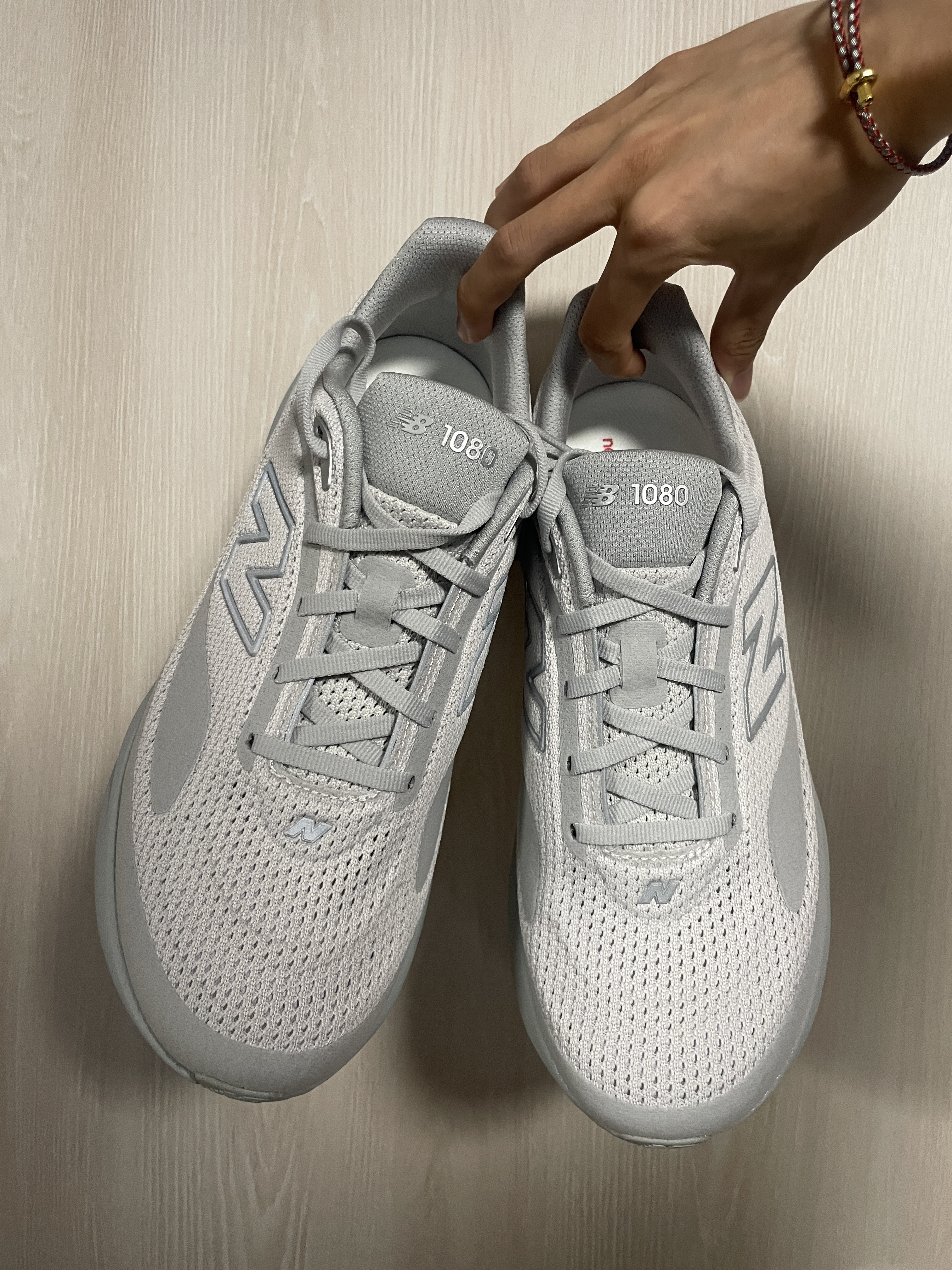 New Balance 1080v15 Grey Matter Silver Metallic - 2E Wide 착용 스타일 - 1