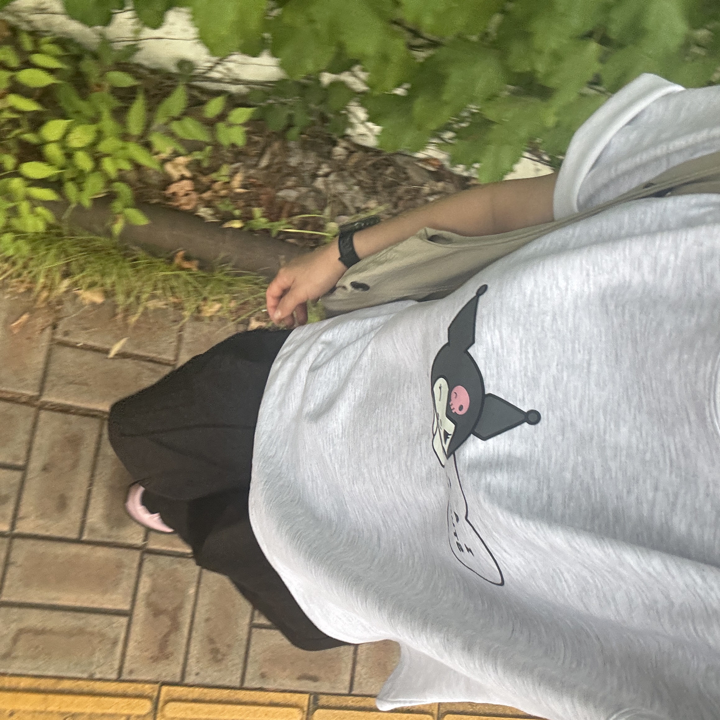 IAB Studio Kuromi Heart T-shirts Light Grey 착용 스타일 - 1