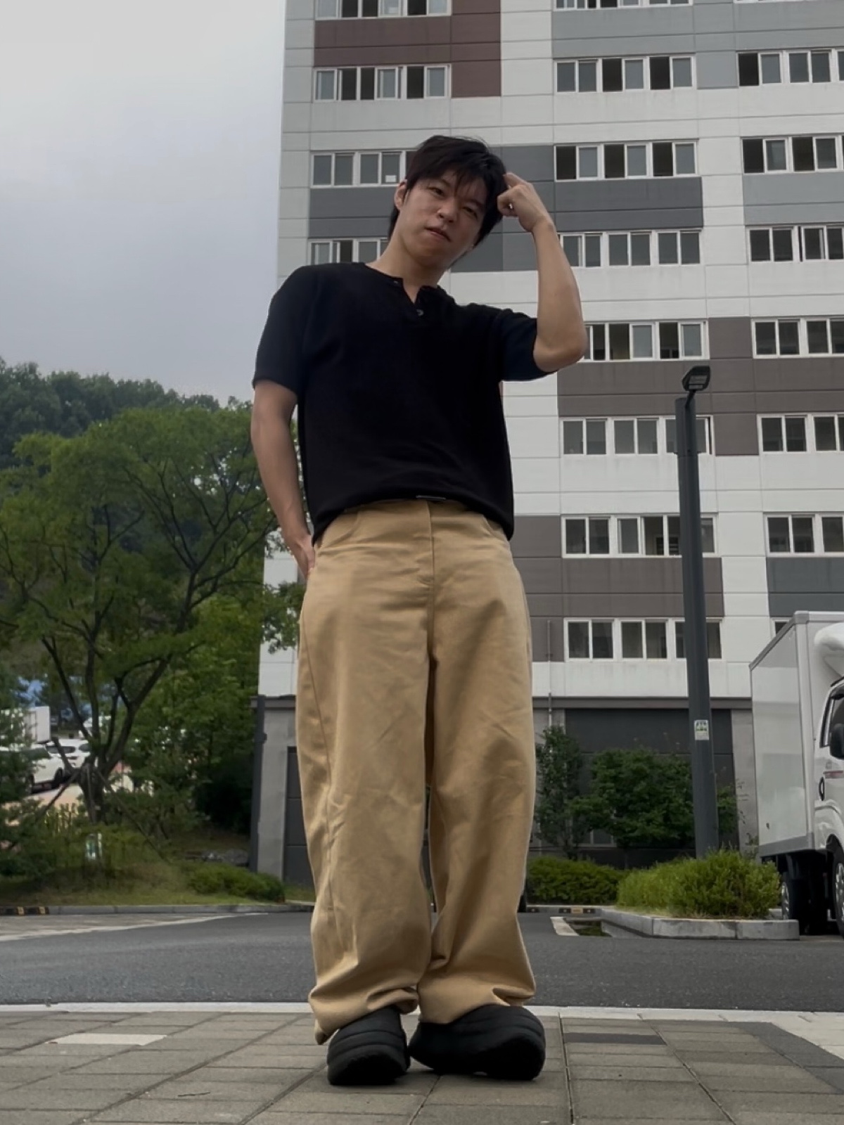 Knitted Coolever Henley Neck Half Sleeve Knit Black 착용 스타일 - 3