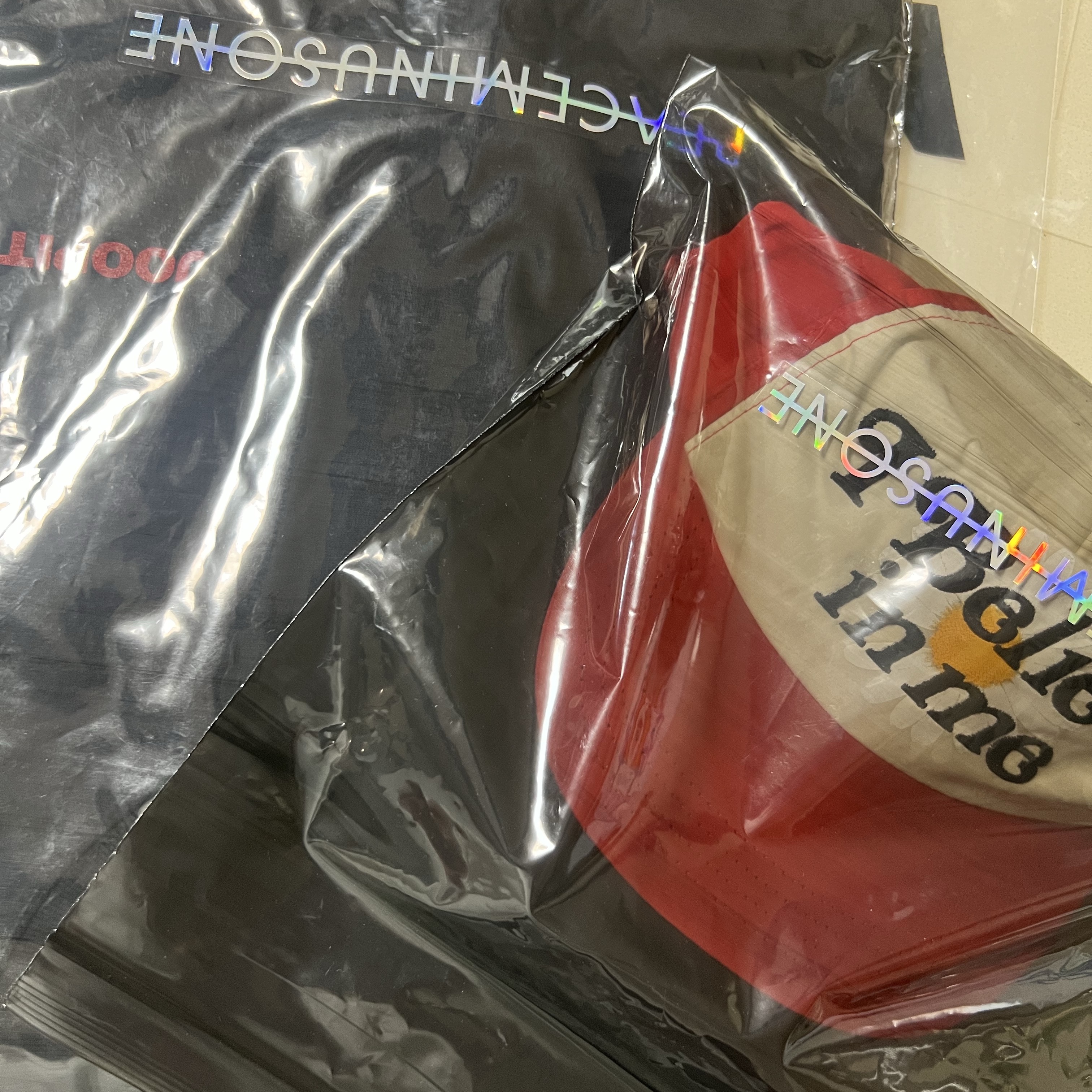Peaceminusone x Verdy 5 Panel Ball Cap Red, Peaceminusone x Joopiter T-Shirt Black 착용 스타일