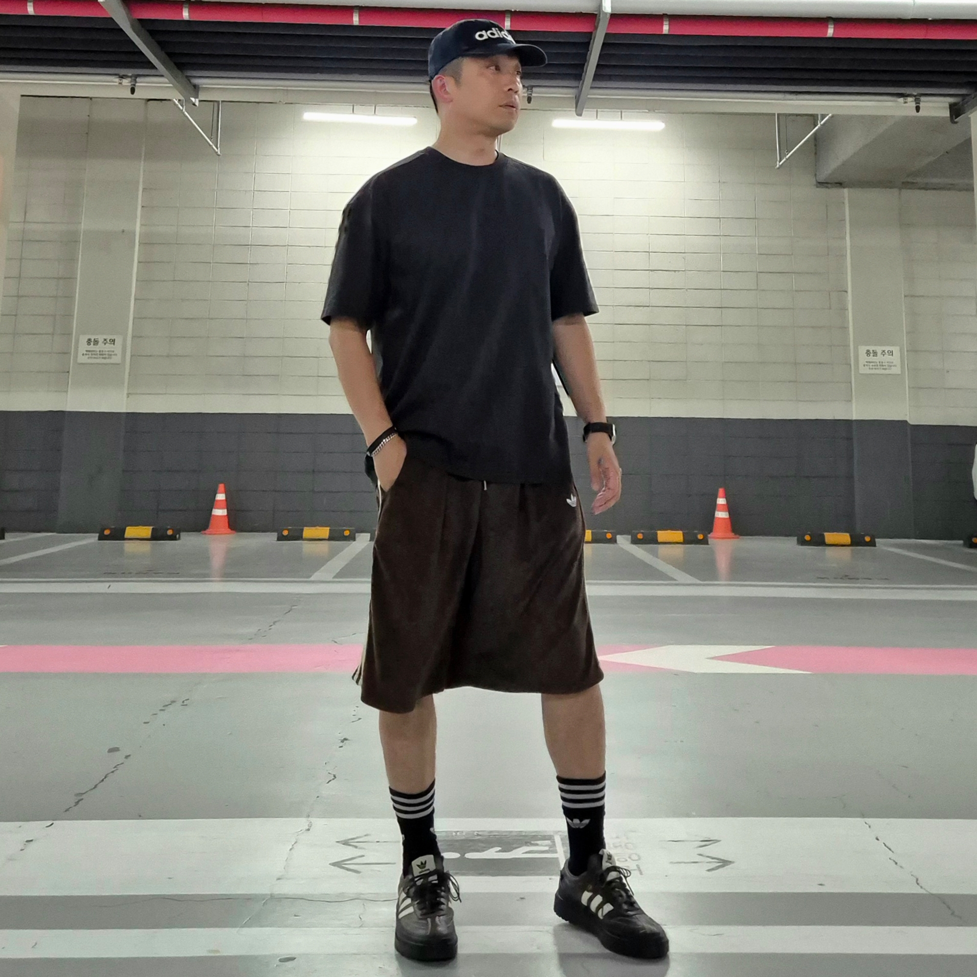 Adidas x Song for the Mute 007 Samba LX Freizeit Aurora Coffee, Adidas x Song for the Mute Cap Black 착용 스타일 - 1