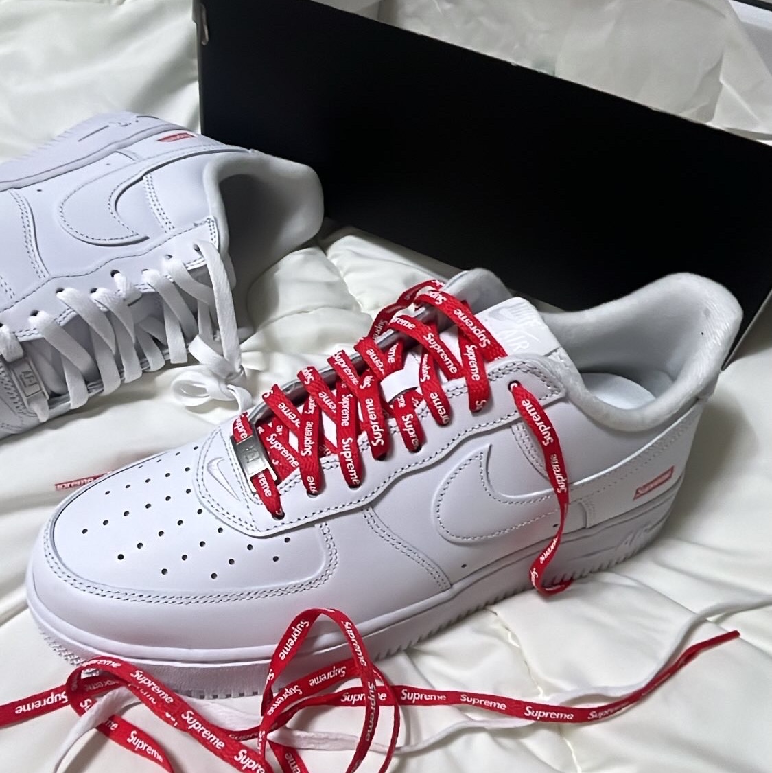 Nike x Supreme Air Force 1 Low White, Jordan Sport Dri-Fit Mesh Diamond Shorts Black White 착용 스타일 - 1