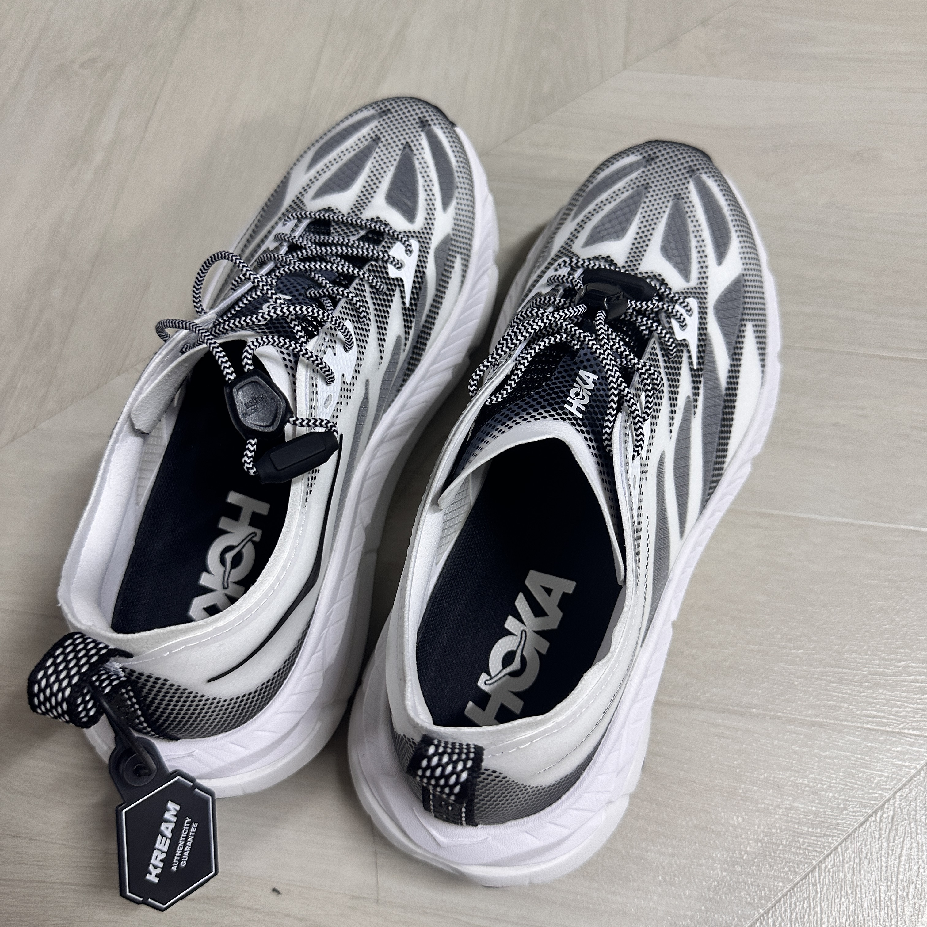 Hoka Mafate Speed 4 Lite White Black 착용 스타일 - 1