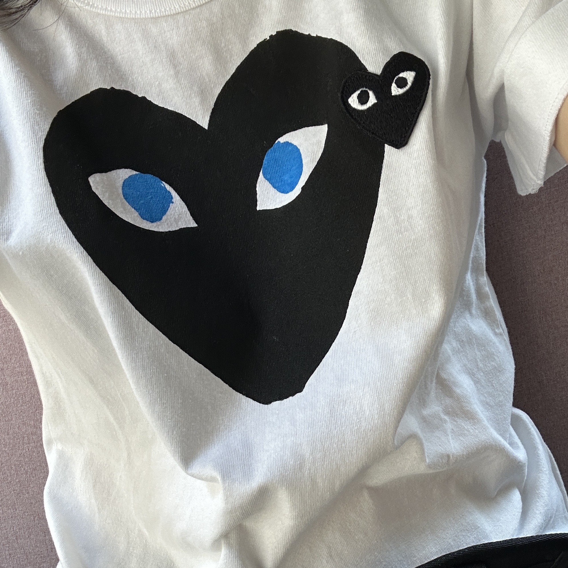 Play Comme des Garcons Black Heart Blue Eyes T-Shirt White 착용 스타일