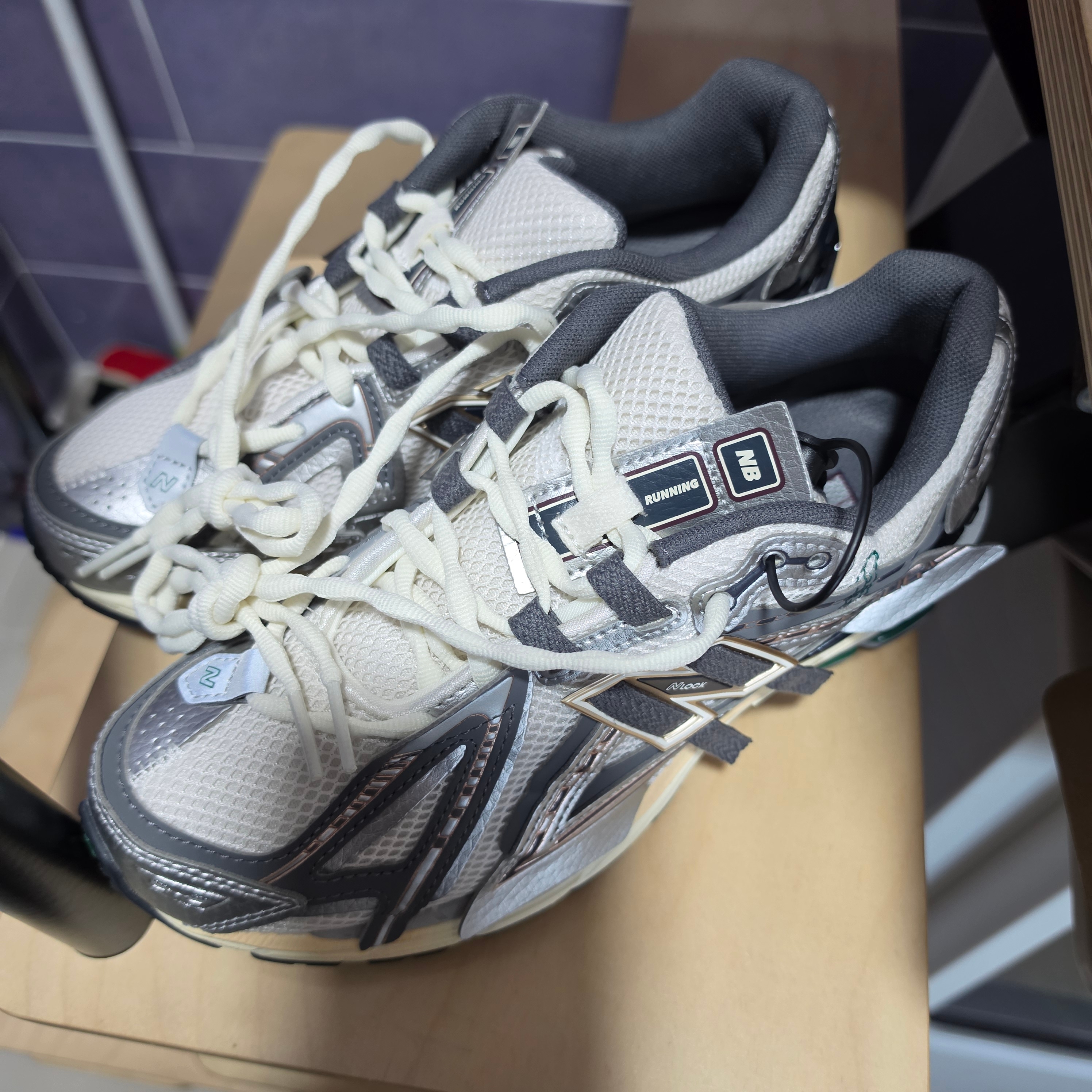 New Balance 1906A Silver Metallic Castlerock 착용 스타일 - 1