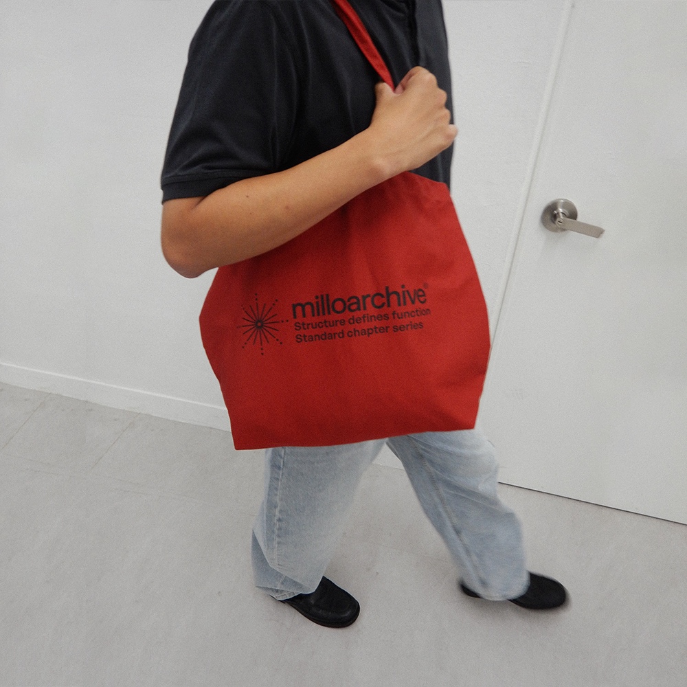 [더블적립][KREAM 단독] Millo Archive Crescendo Comfort Bag Gray, [더블적립][KREAM 단독] Millo Archive Crescendo Tote Bag Burgundy 착용 스타일 - 2