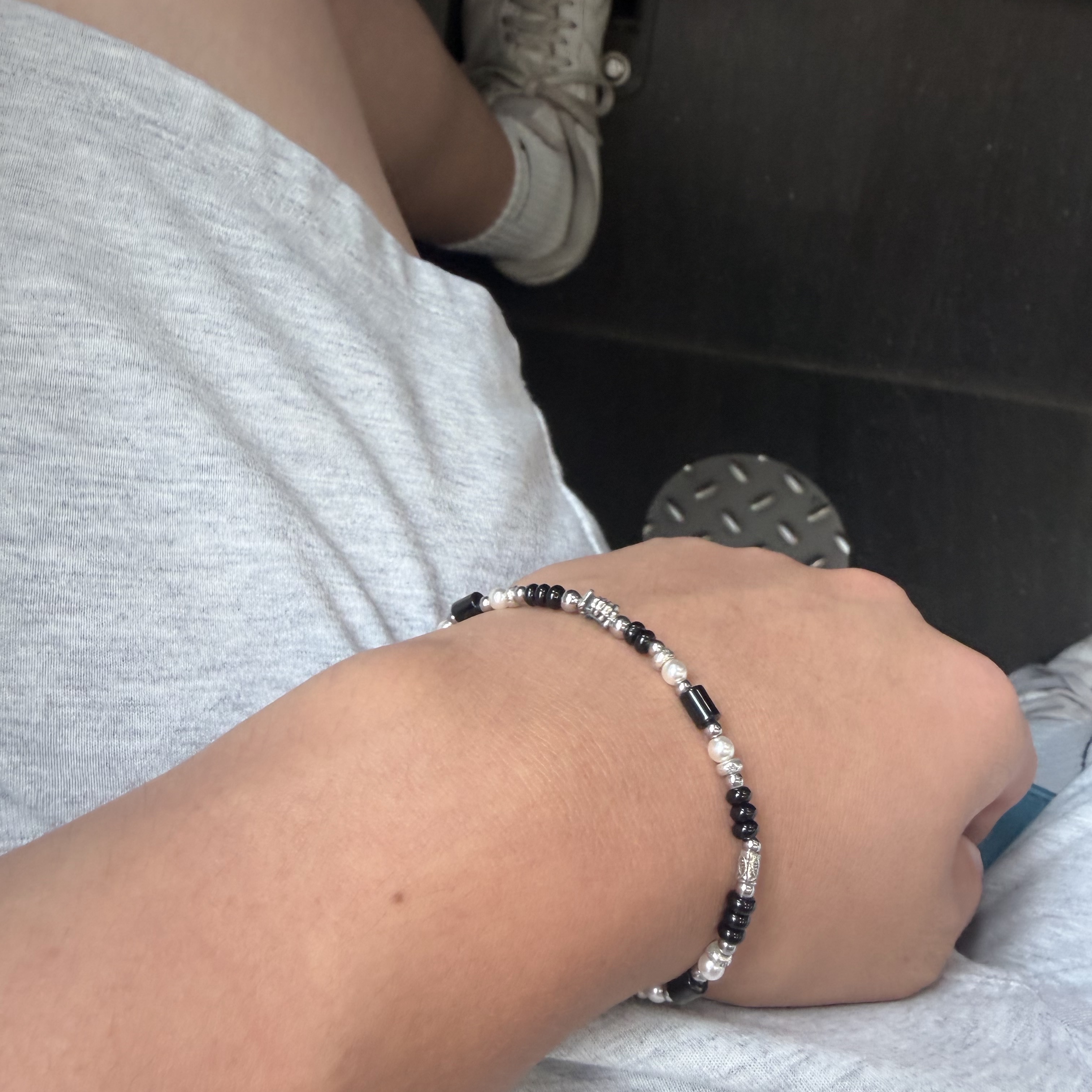 [KREAM 단독] Scudo Shell Black Pearl Beads Bracelet 착용 스타일