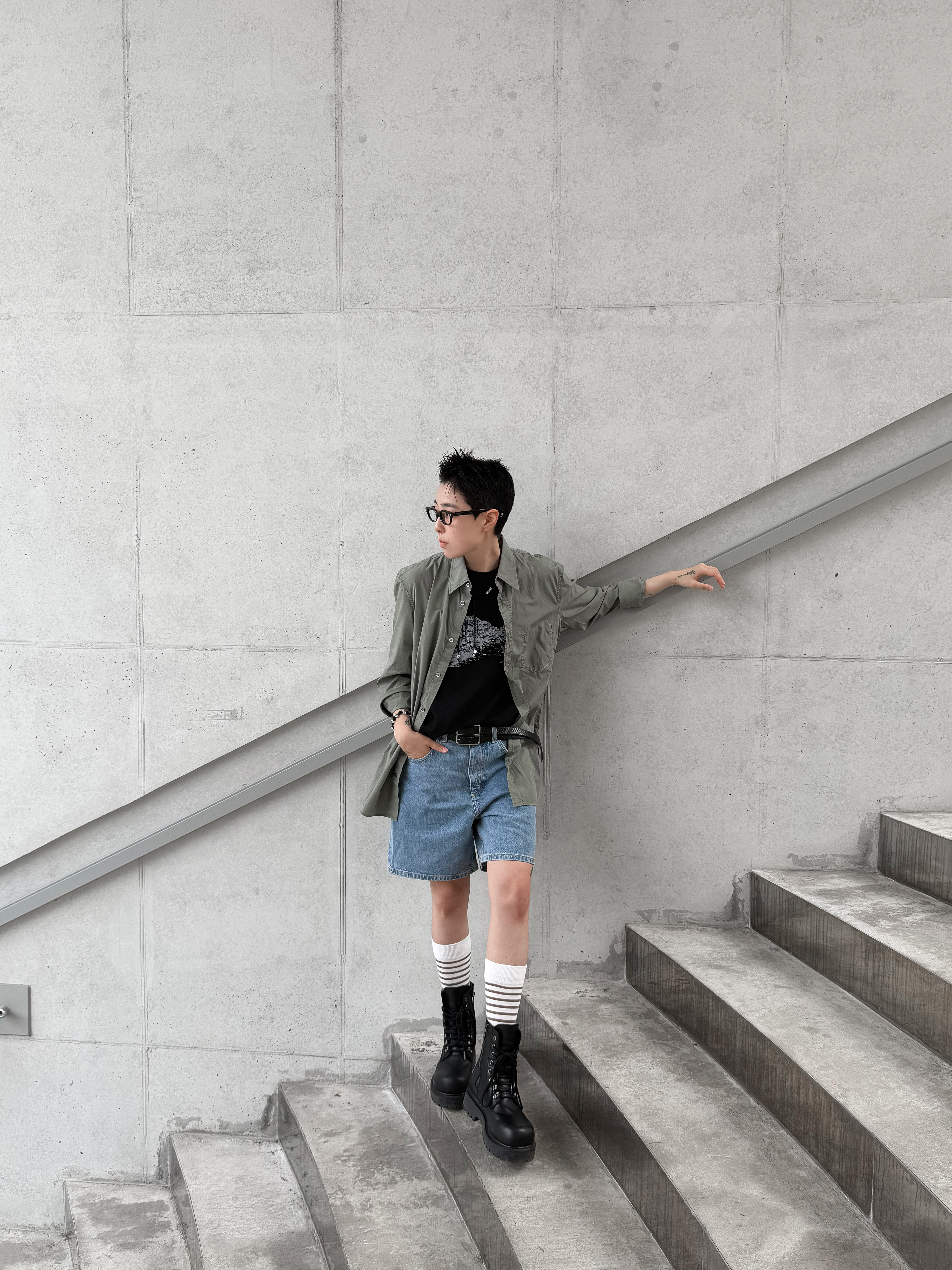 Hono Report Venezia Print T-Shirt Black, Hono Report Cow Suede Bracelet Black 착용 스타일 - 2