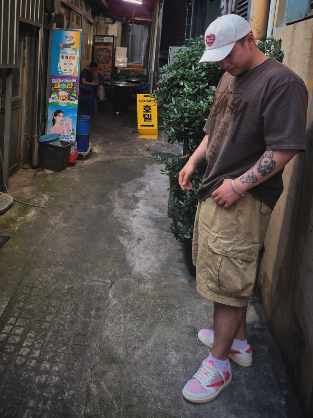 Stussy World Tour T-Shirt Sun Faded Brown, Jordan 1 x Travis Scott Retro Low OG SP Sail Tropical Pink 착용 스타일 - 2