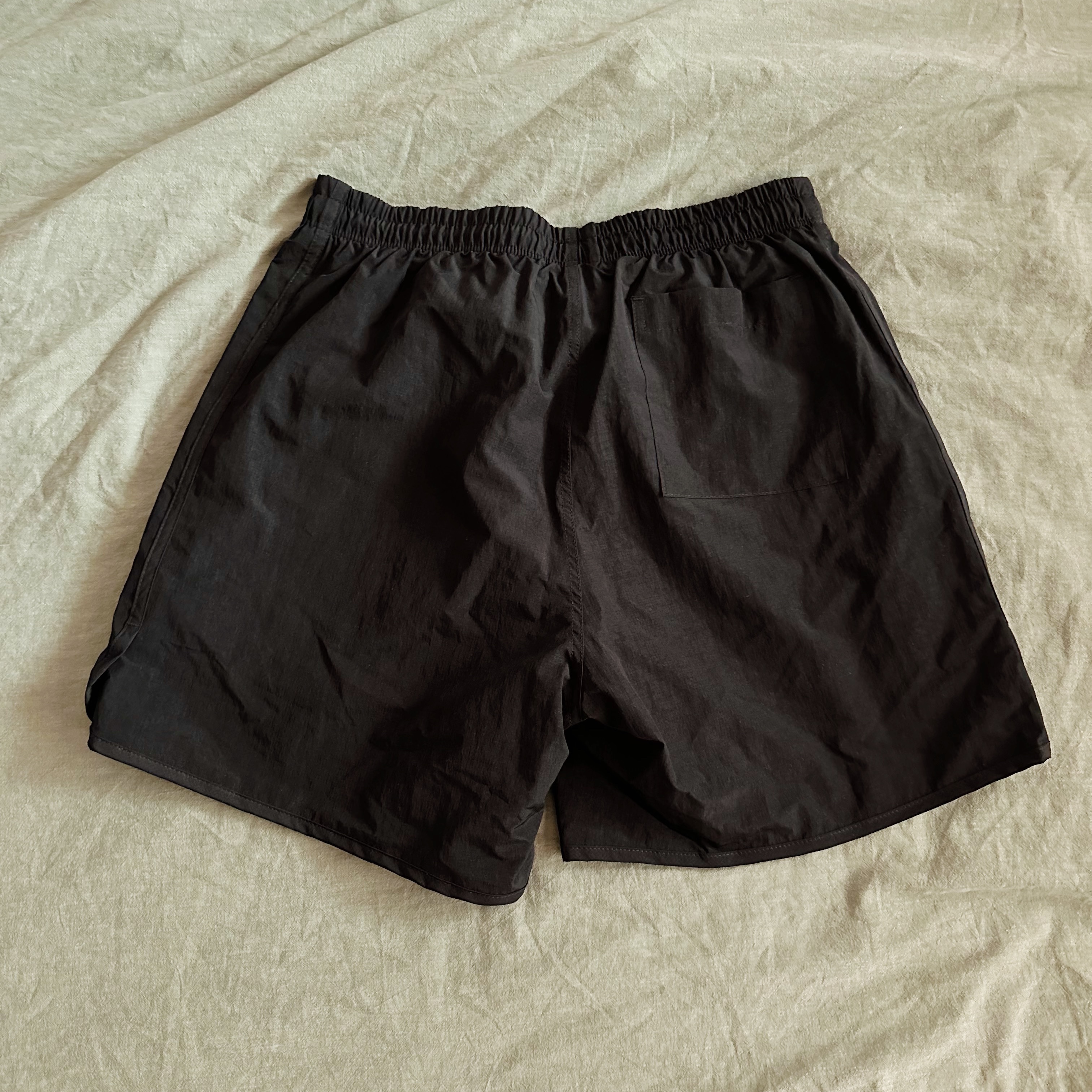 IAB Studio IAB Shorts Black 착용 스타일 - 4