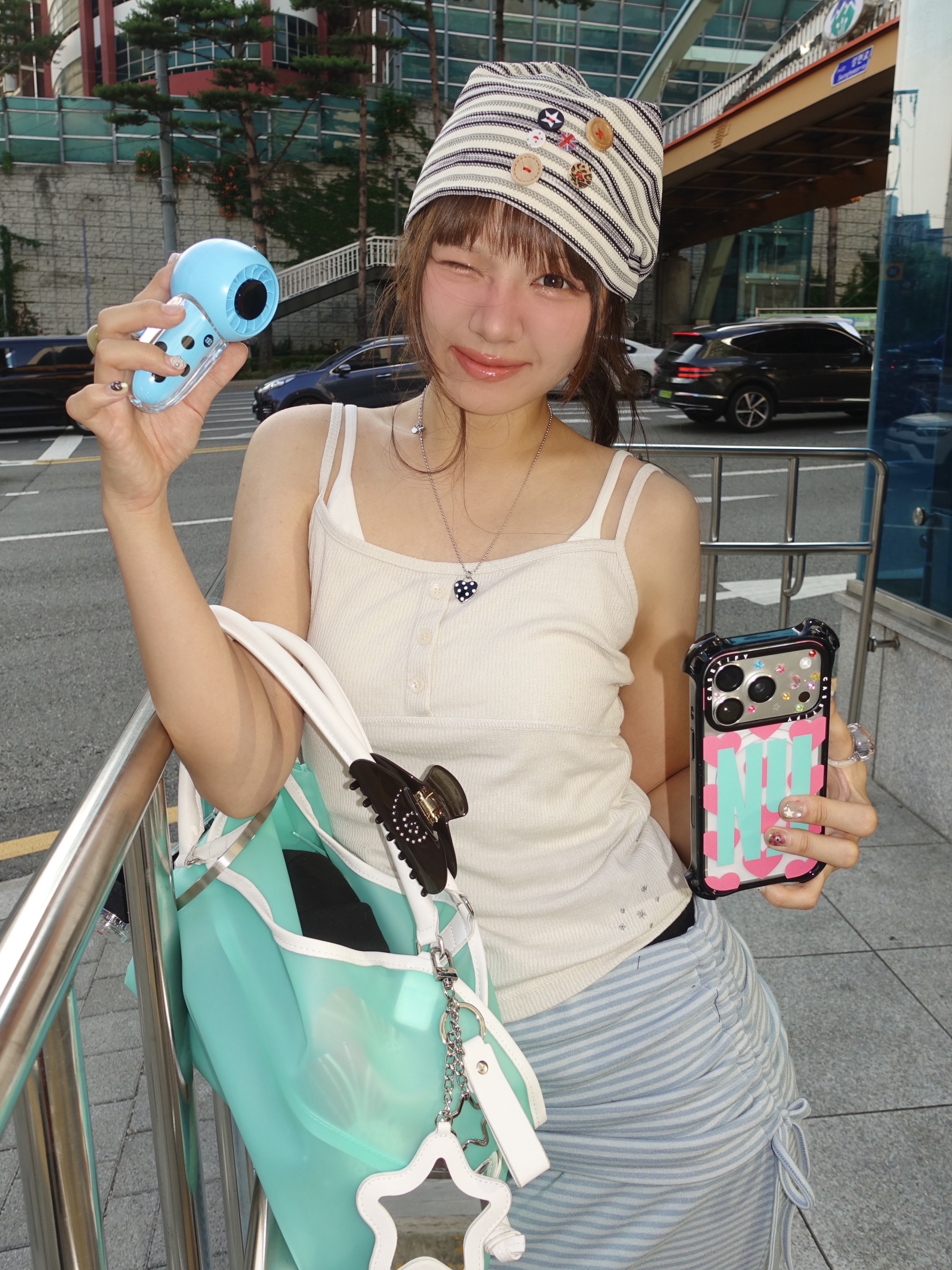 EARPEARP DOT POP MINI FAN-BLUE, CAVISH Striped Button Beanie Ivory 착용 스타일 - 1