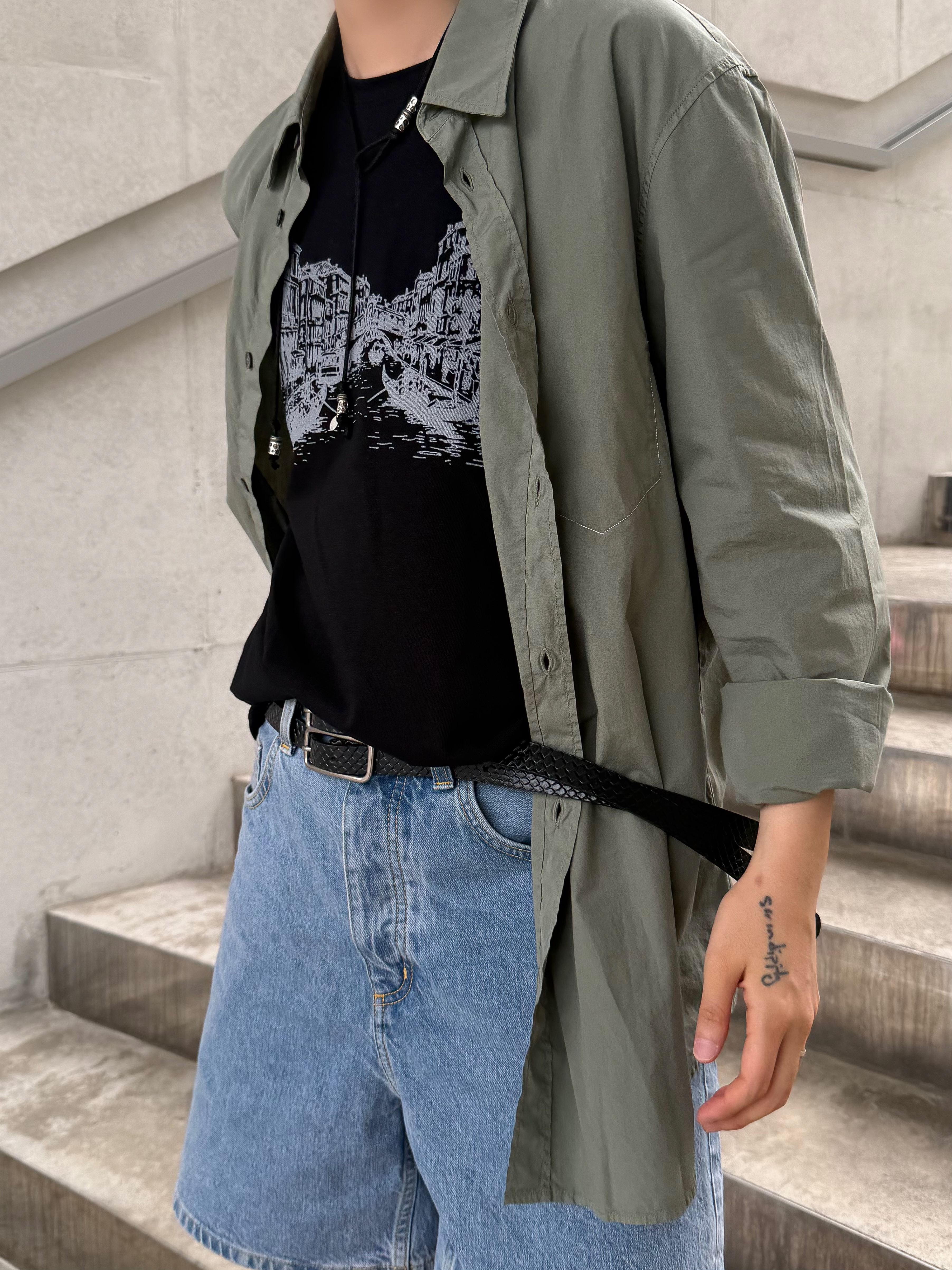 Hono Report Venezia Print T-Shirt Black, Hono Report Cow Suede Bracelet Black 착용 스타일 - 5