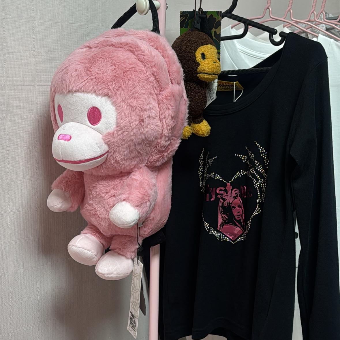 BAPE Baby Milo Plush Doll Backpack Pink, (W) Hysteric Glamour Skeleton Hands Chibi T-Shirt Black 착용 스타일 - 2