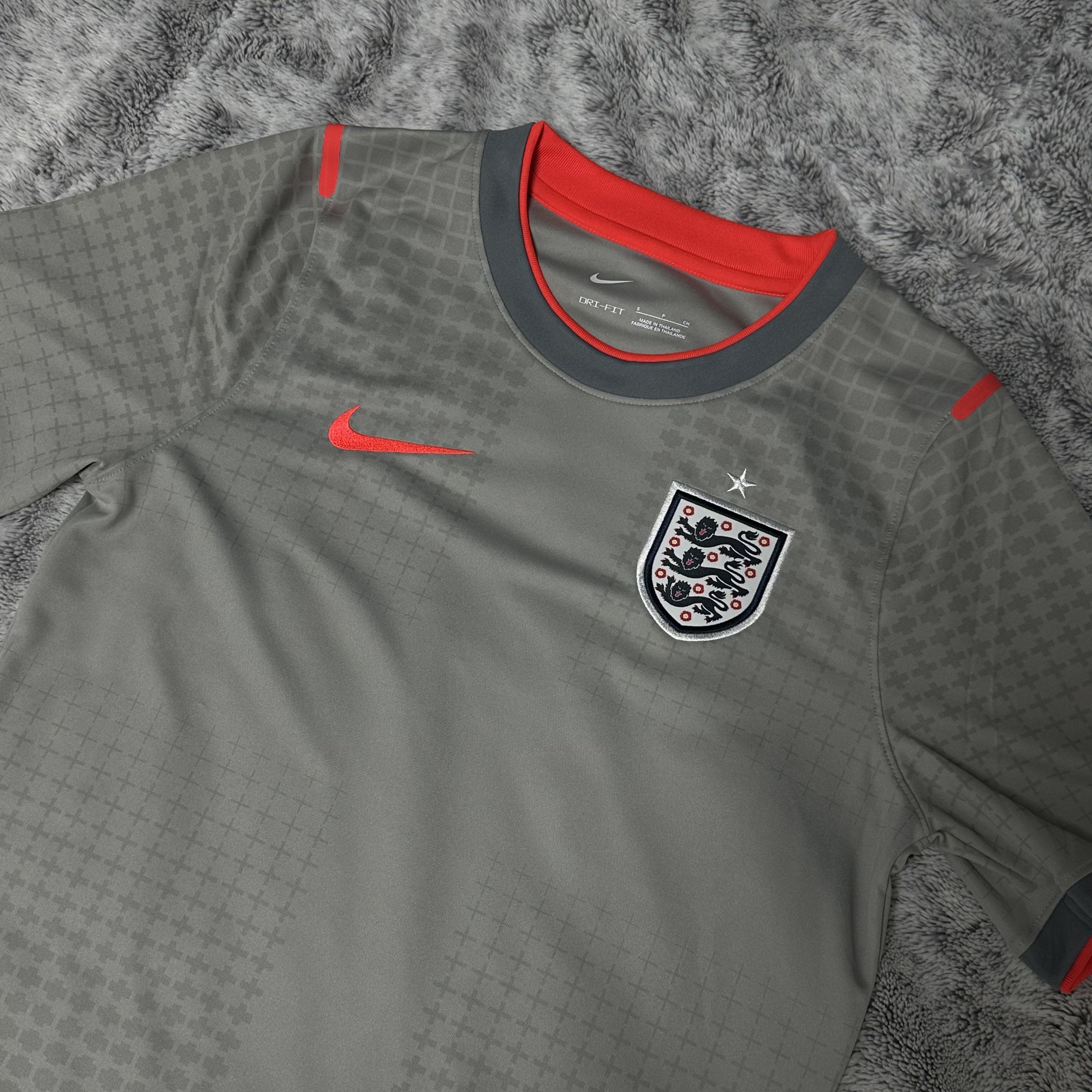 Palace x Nike England Academy Pro Short-Sleeve Football Top Pewter Grey Bright Crimson Bright Crimson 착용 스타일