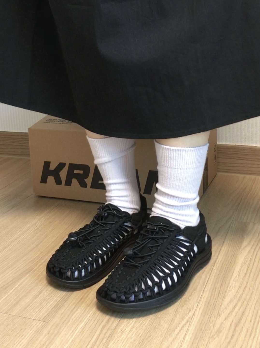 (W) Keen Uneek Sandals Black 착용 스타일 - 3