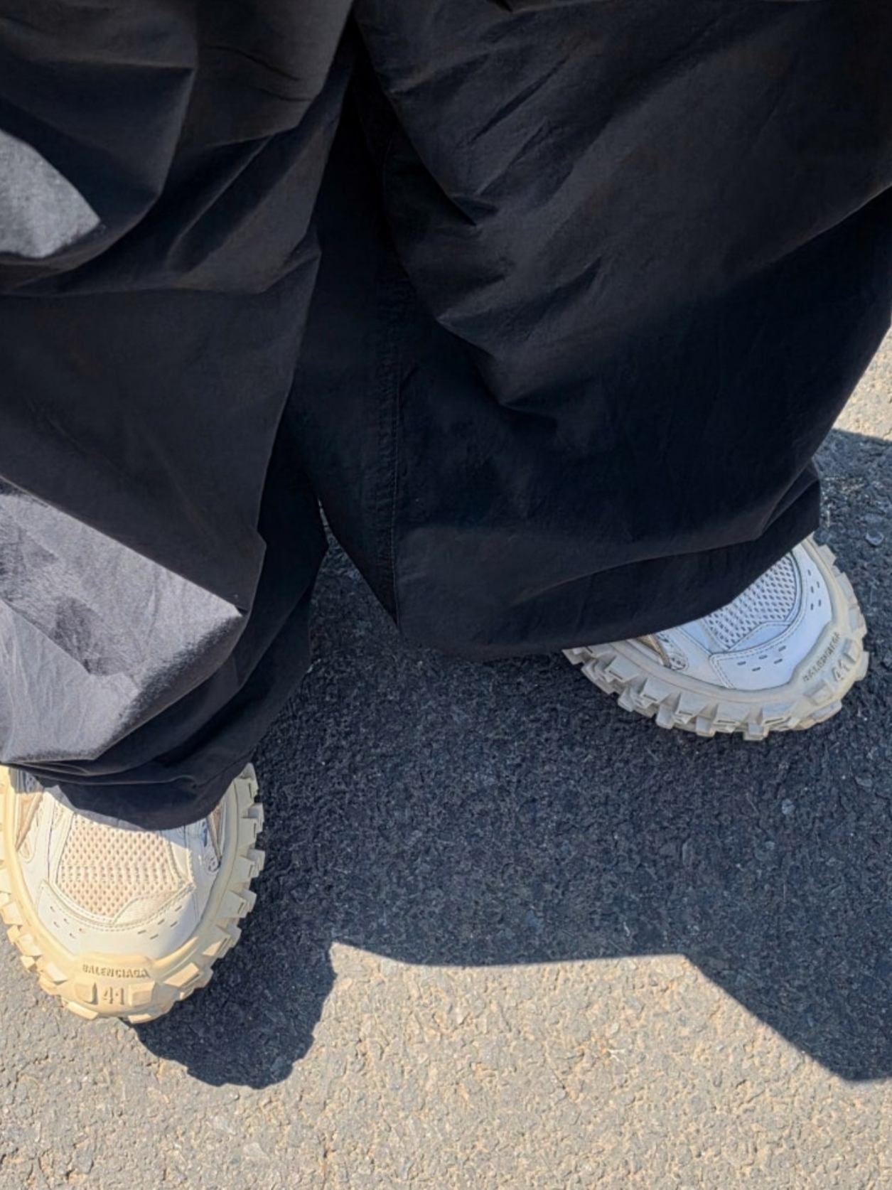 Balenciaga Defender Sneakers Beige 착용 스타일