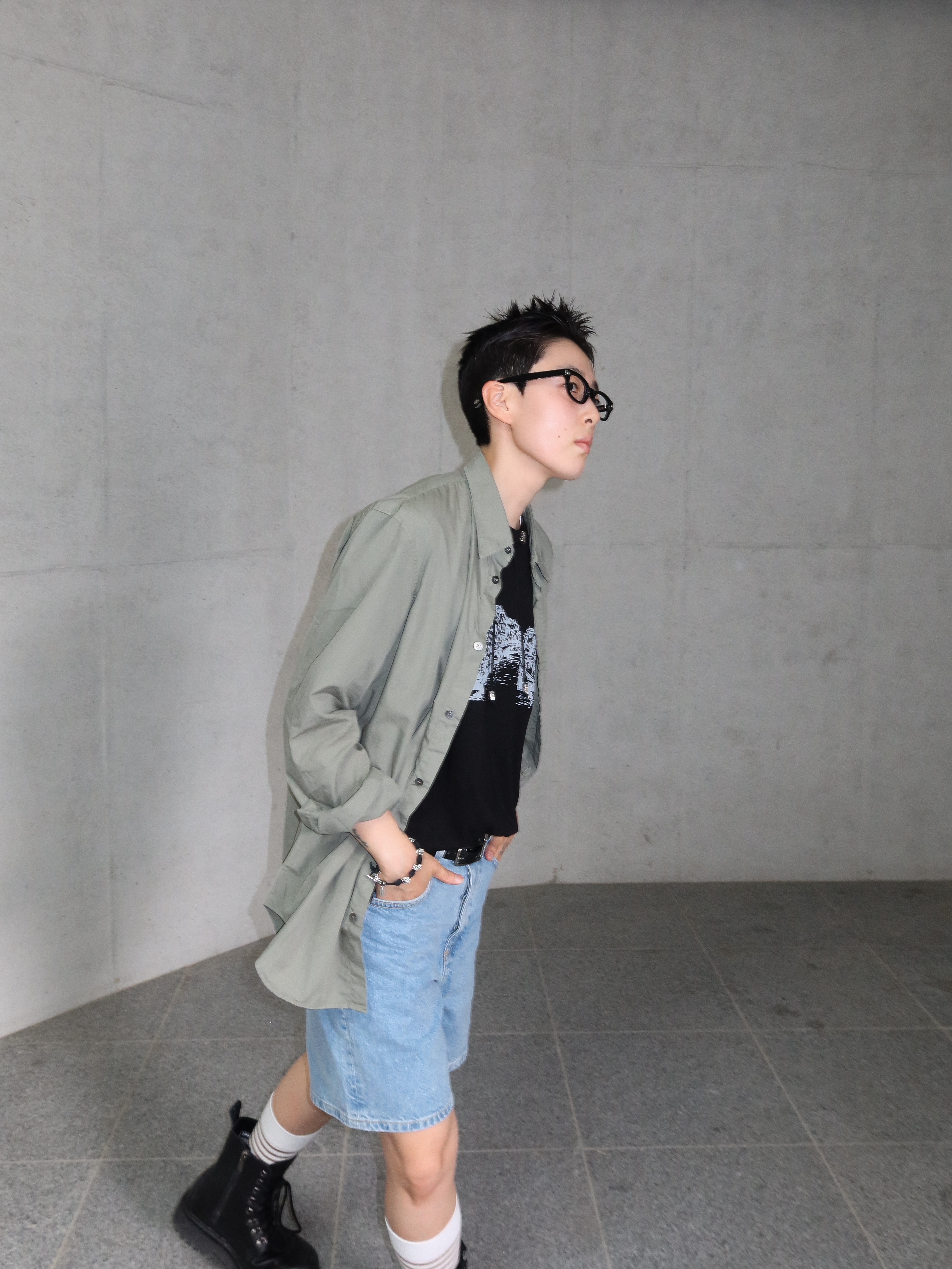 Hono Report Venezia Print T-Shirt Black, Hono Report Cow Suede Bracelet Black 착용 스타일 - 6