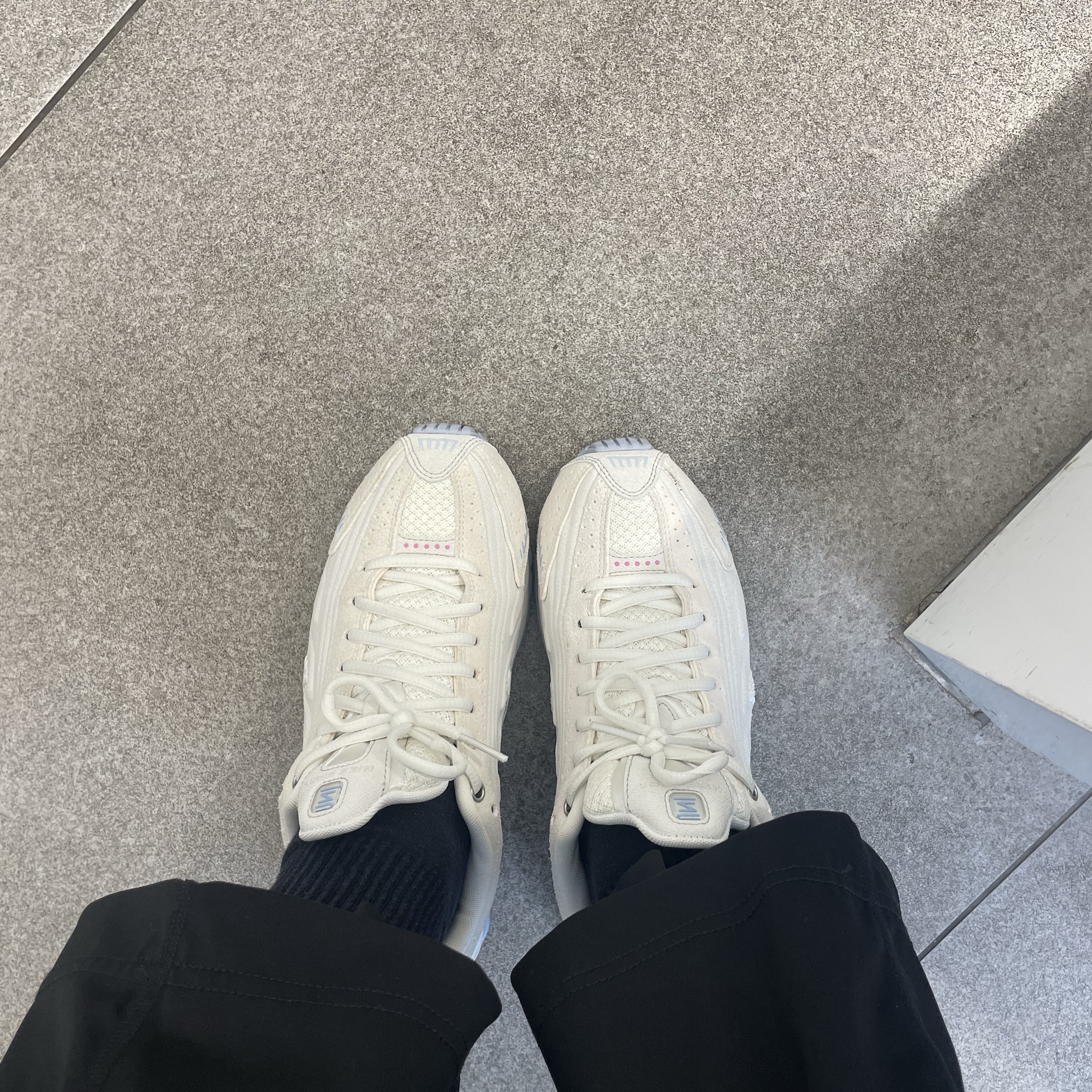 (W) Nike Shox R4 SE Pale Ivory Light Orewood Brown 착용 스타일 - 2