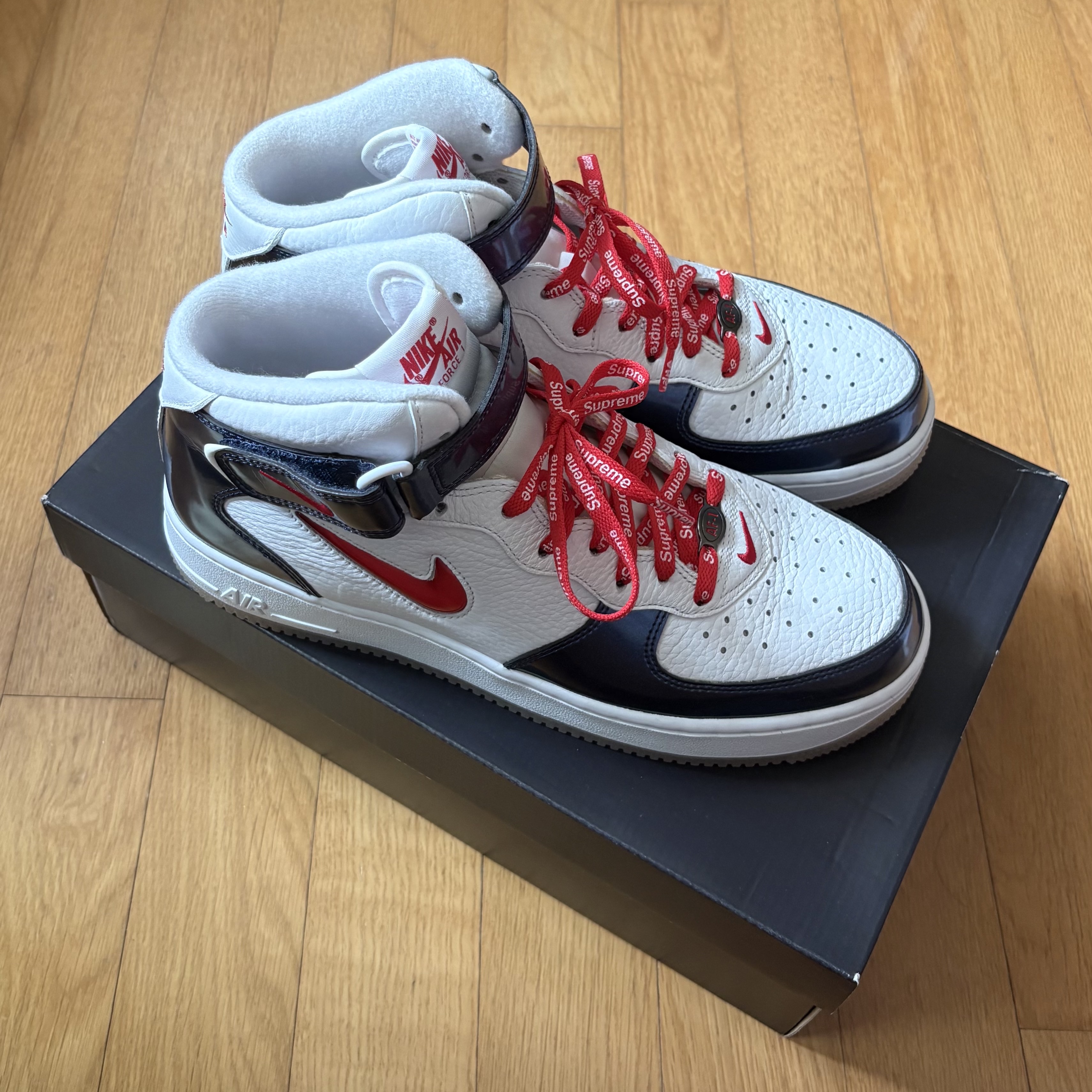 Nike Air Force 1 Mid QS University Red and Midnight Navy 착용 스타일