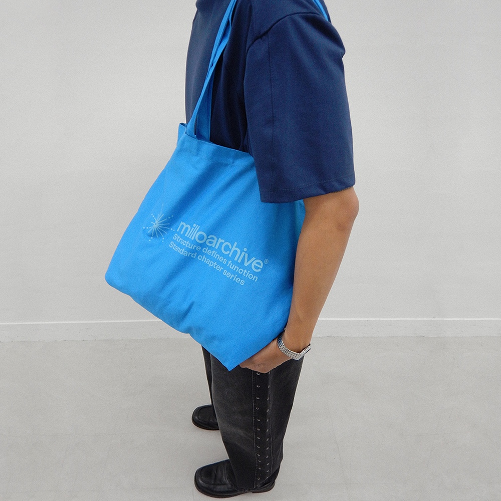 [더블적립][KREAM 단독] Millo Archive Crescendo Comfort Bag Gray, [더블적립][KREAM 단독] Millo Archive Crescendo Tote Bag Burgundy 착용 스타일 - 6