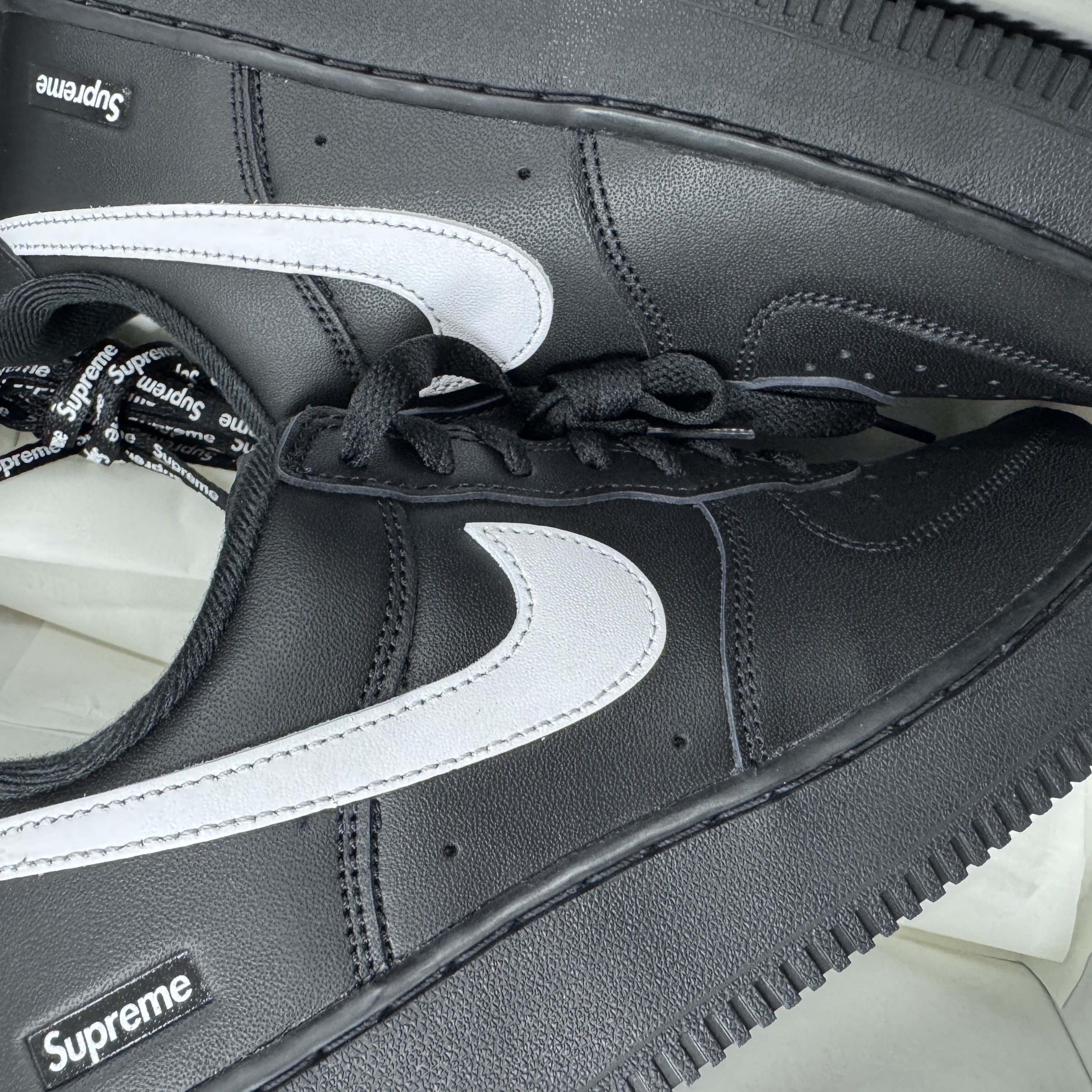 Nike x Supreme Air Force 1 Low Black 착용 스타일