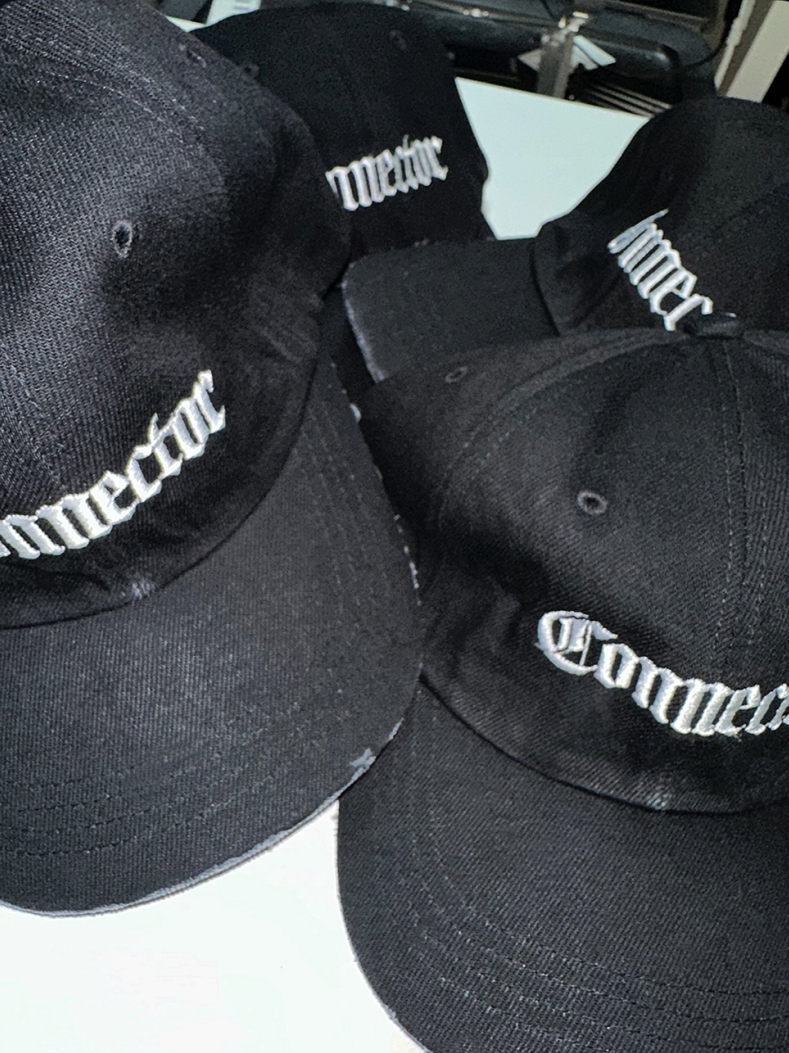 AX CONNECTION Destroyed Connector Embroidered Cap Black, AX CONNECTION Connector Embroidered Cap Black 착용 스타일